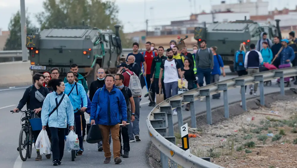 Miles de voluntarios se saltan la prohibición de la Generalitat valenciana para seguir con las labores de limpieza