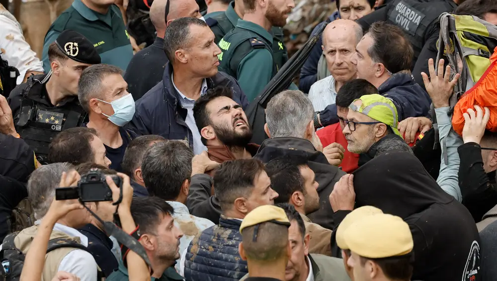 Insultos y lanzamiento de barro a la comitiva de los reyes al llegar al centro de Paiporta