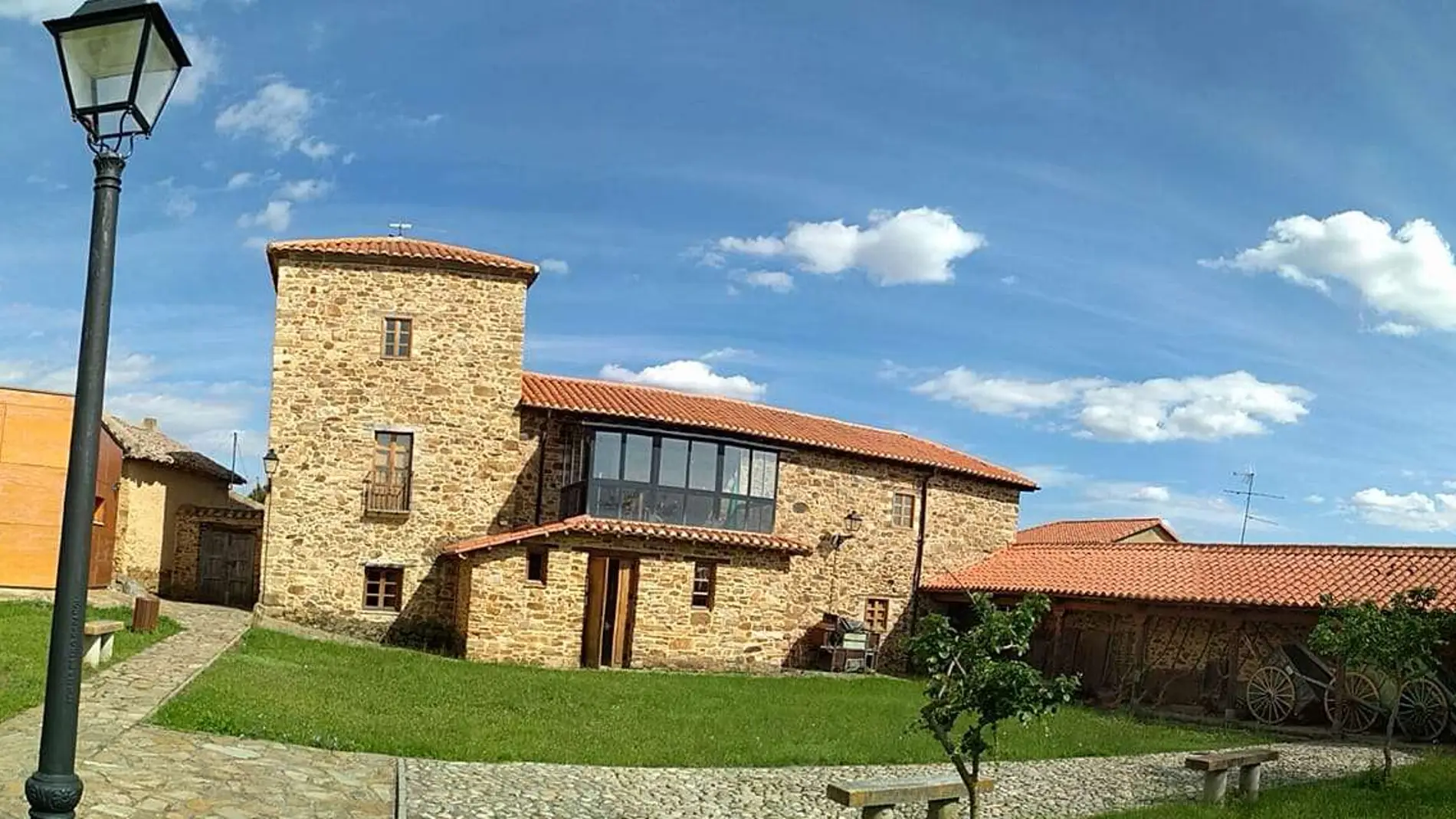 Torreón de los Pernía en Otero de Escarpizo