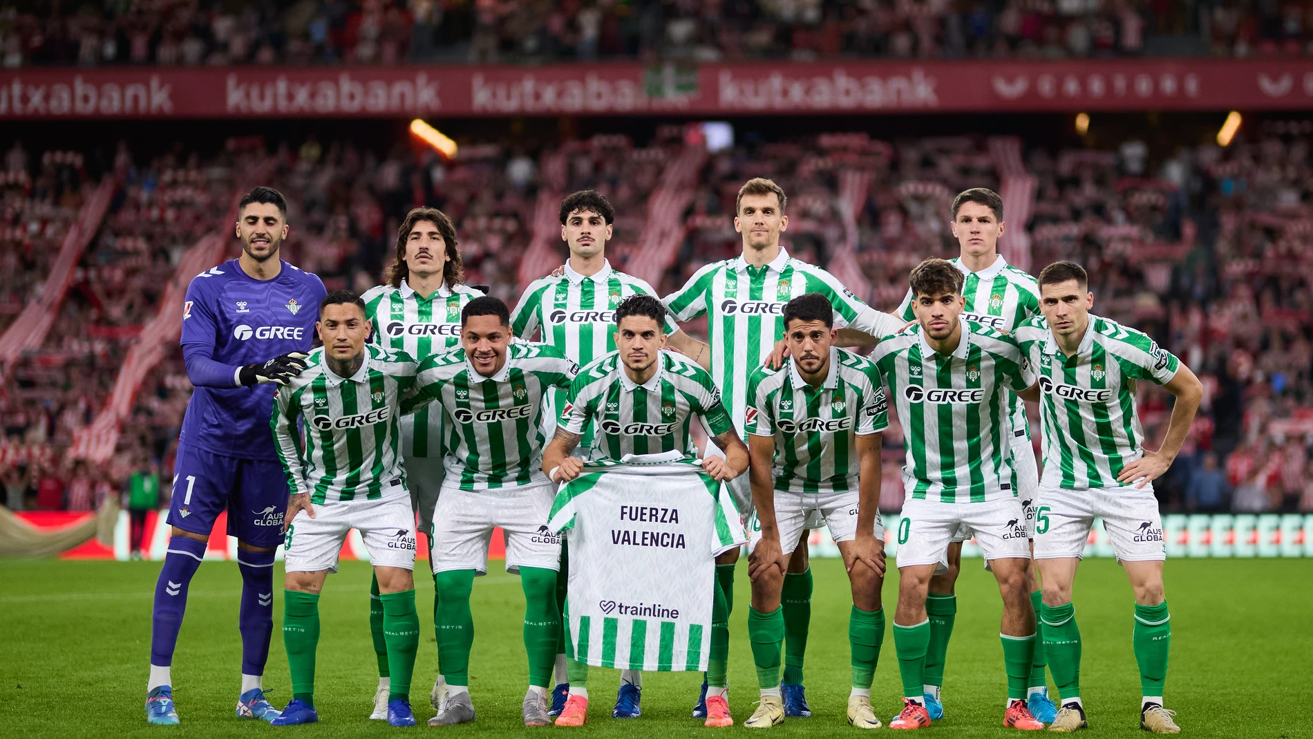 Players of Real Betis Balompie line up for a team photo with a slogan in support of victims of DANA in Valencia during the LaLiga EA Sports match between Athletic Club and Real Betis Balompie at San Mames on November 3, 2024, in Bilbao, Spain. AFP7 03/11/2024 ONLY FOR USE IN SPAIN