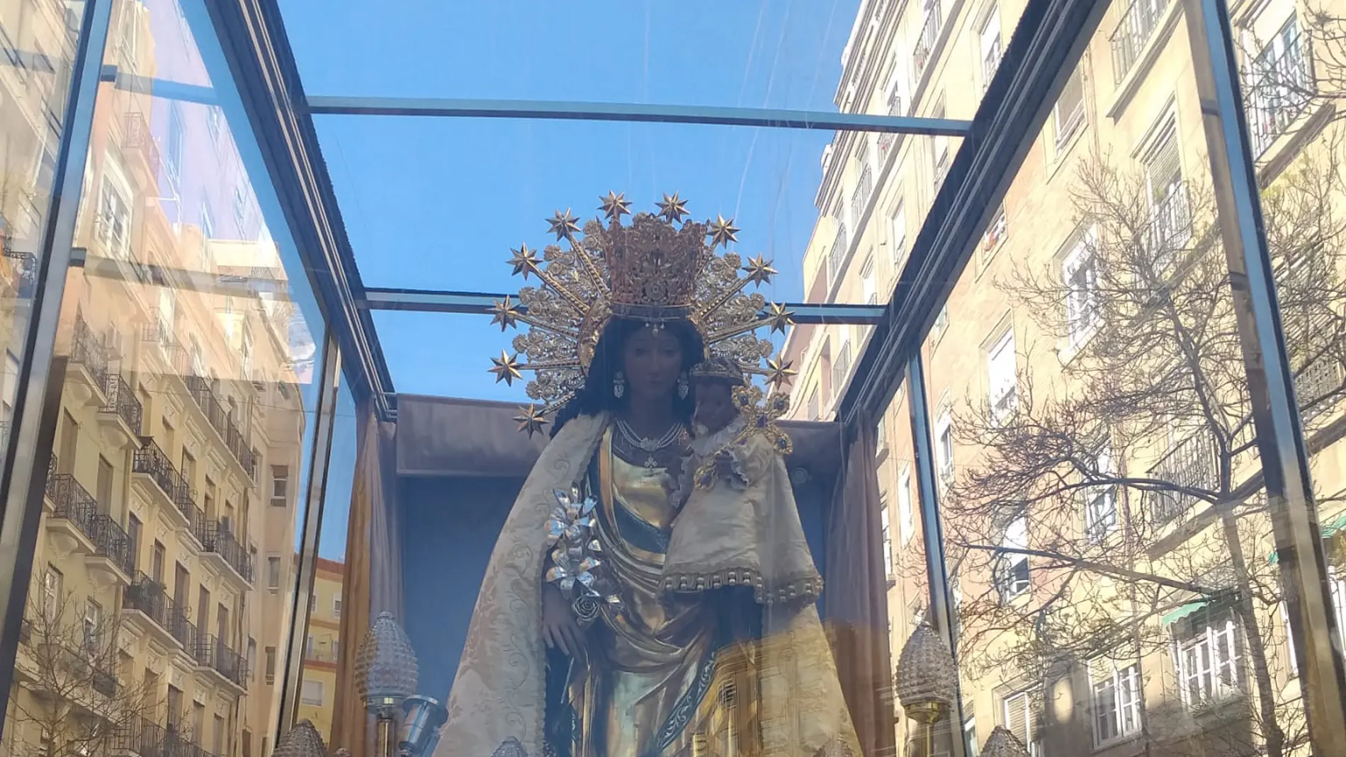 Imagen de la Virgen de los Desamparados peregrina en el interior del «papamóvil»