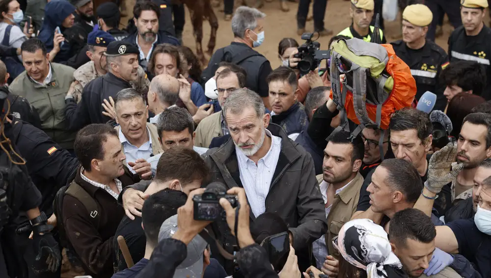 El reyDon Felipe habla con vecinos de Paiporta durante su visita