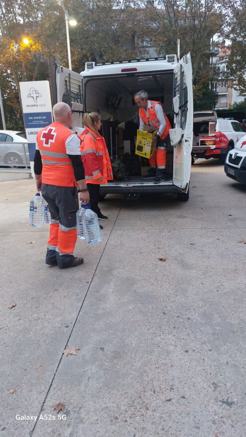Voluntarios de Cruz Roja Burgos recogen material para los damnificados por la DANA