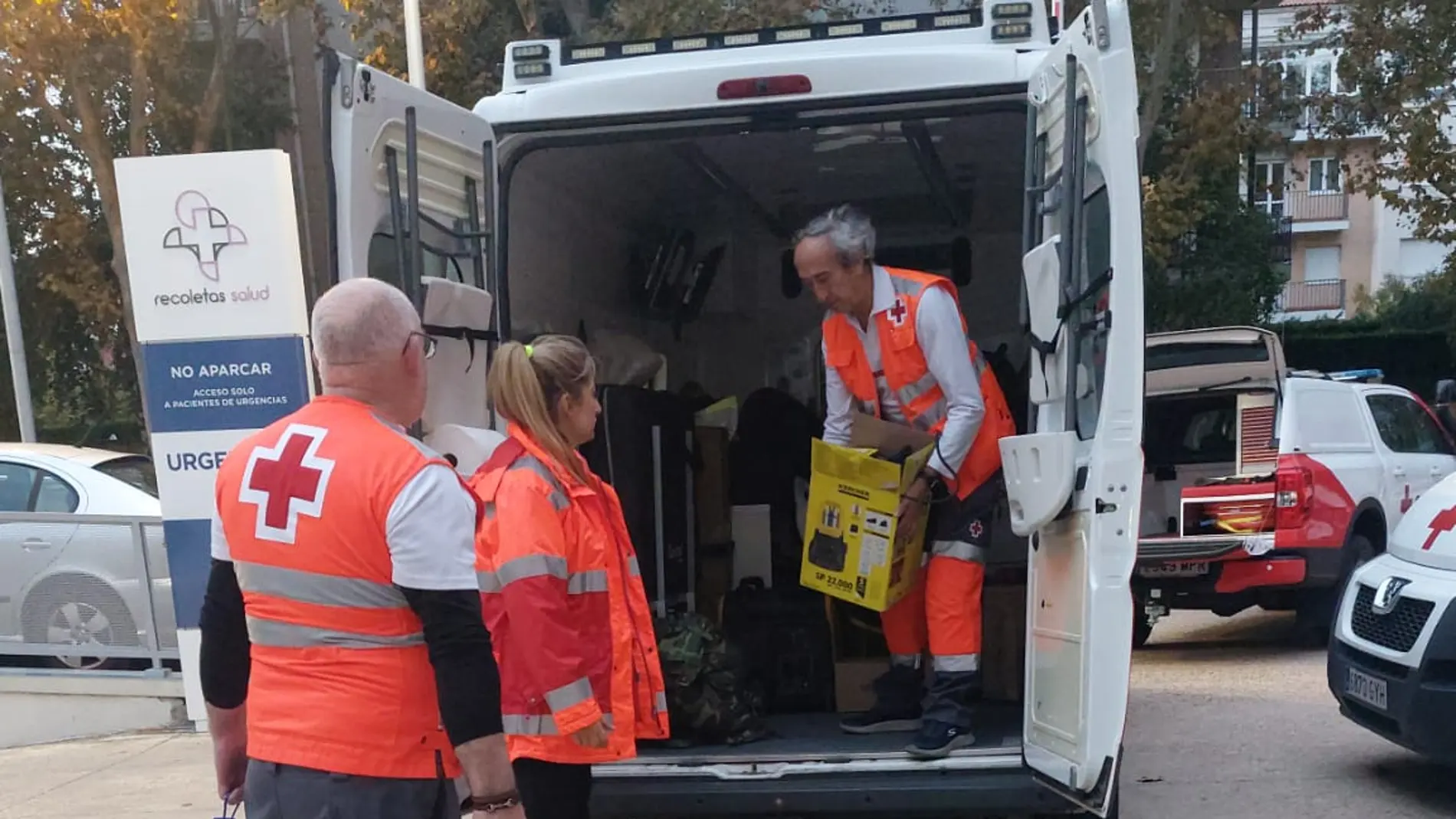 Voluntarios de Cruz Roja Burgos recogen material para los damnificados por la DANA