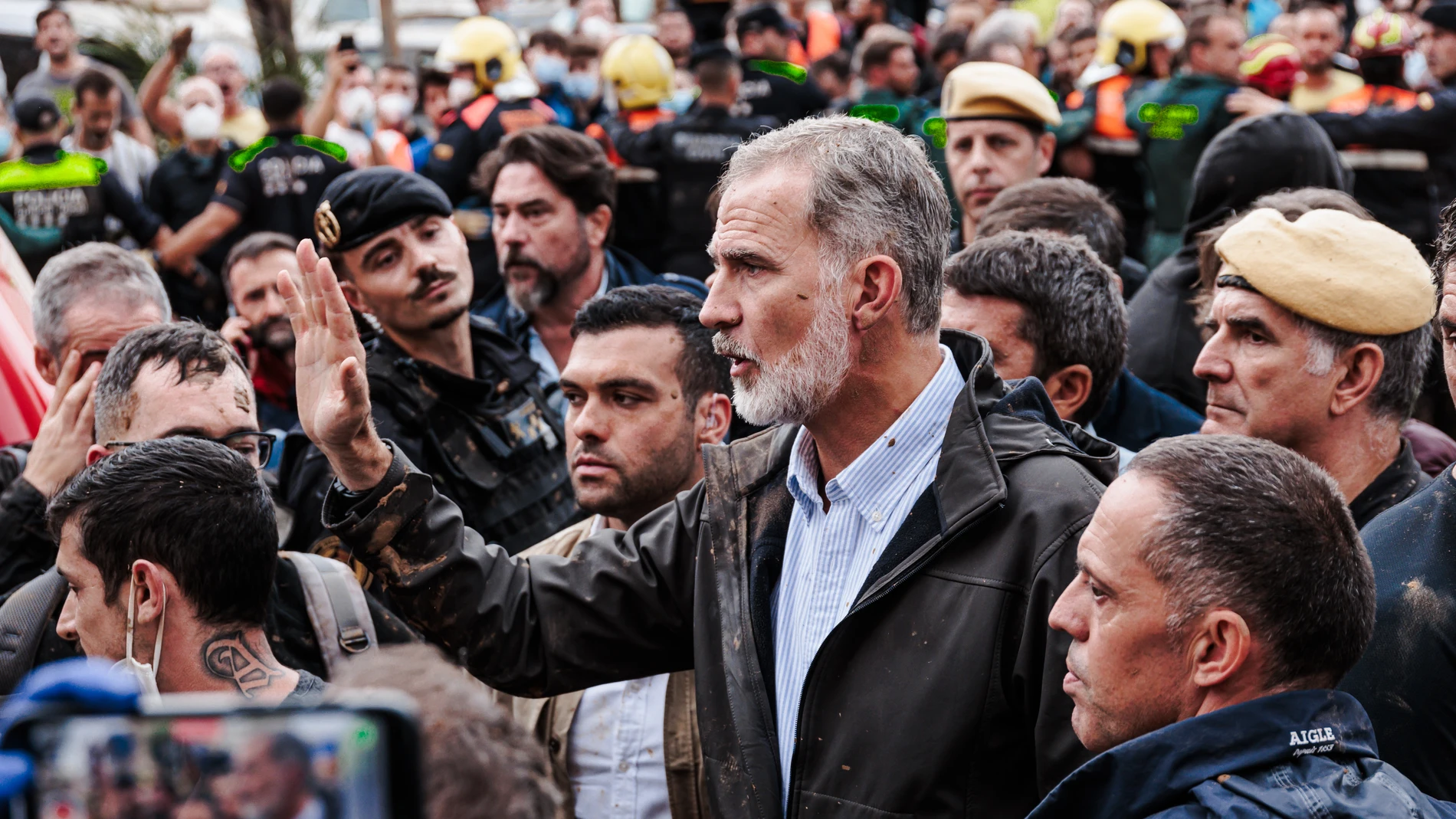 El Rey Felipe VI durante su visita a una zona afectada por la DANA, a 3 de noviembre de 2024, en Paiporta, Valencia, Comunidad Valenciana (España). Los Reyes han visitado, junto al presidente del Gobierno y presidente de la Generalitat valenciana, algunas de las zonas afectadas por la DANA, que el pasado 29 de octubre arrasó la provincia de Valencia y que deja ya una cifra de más de 210 fallecidos. 03 NOVIEMBRE 2024 Carlos Luján / Europa Press 03/11/2024