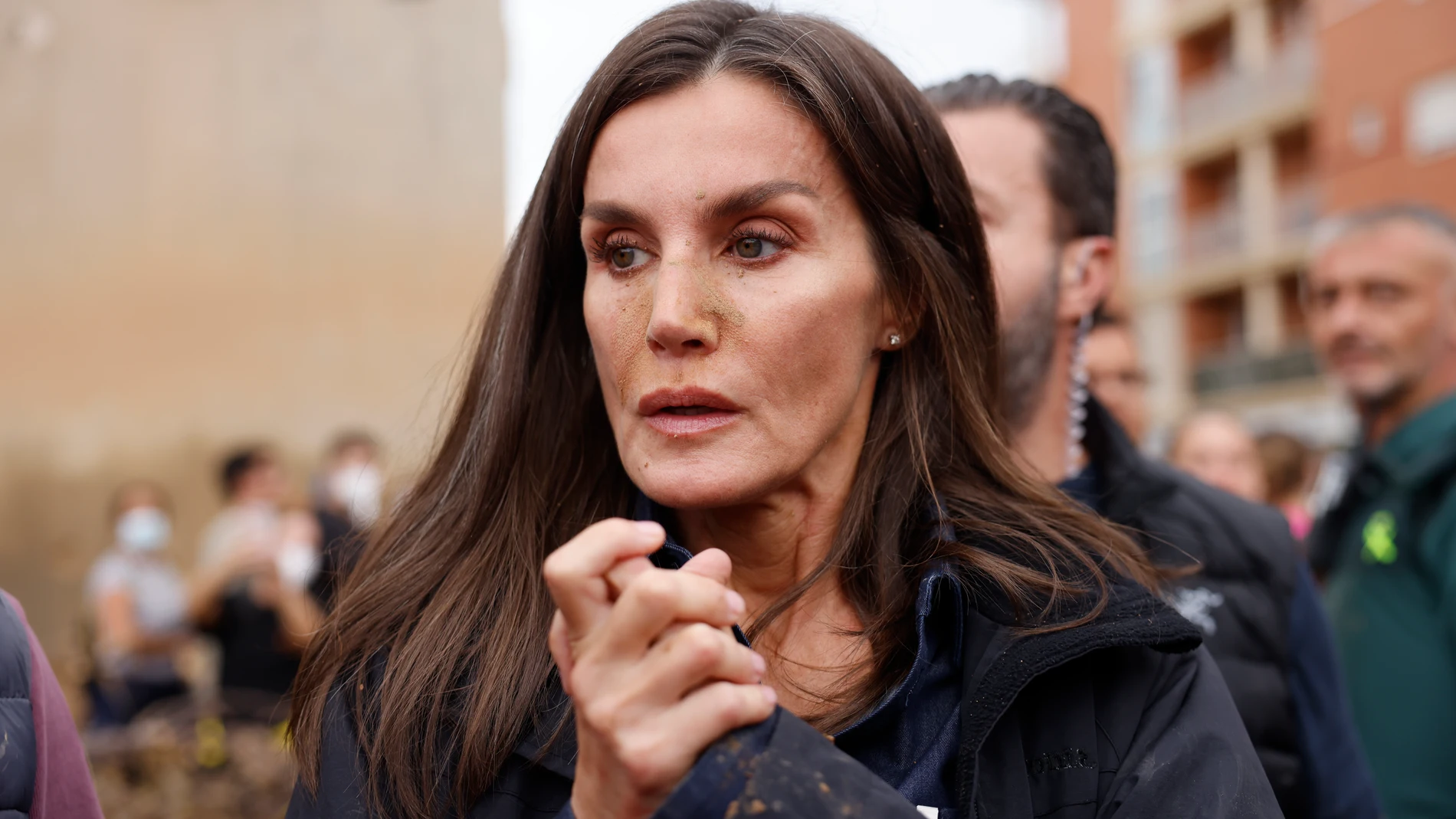 PAIPORTA (VALENCIA), 03/11/2024.- La reina Letizia, durante su visita a Paiporta este domingo. Gritos de 'fuera', así como lanzamiento de barro, están recibiendo a la comitiva de los reyes de España, el presidente del Gobierno, Pedro Sánchez, y el president de la Generalitat, Carlos Mazón, a su llegada al centro de Paiporta. Numerosas personas indignadas han recibido con insultos a la comitiva y se han encarado con ella, mientras que tanto el rey como la reina ha intentado mediar con jóvenes ...