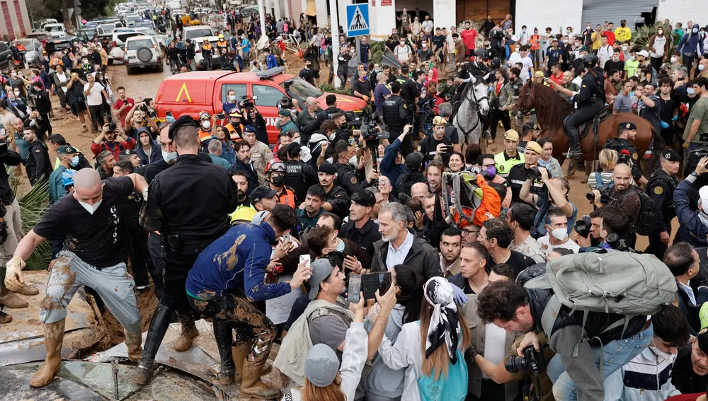 Insultos y lanzamiento de barro a la comitiva de los reyes al llegar al centro de Paiporta