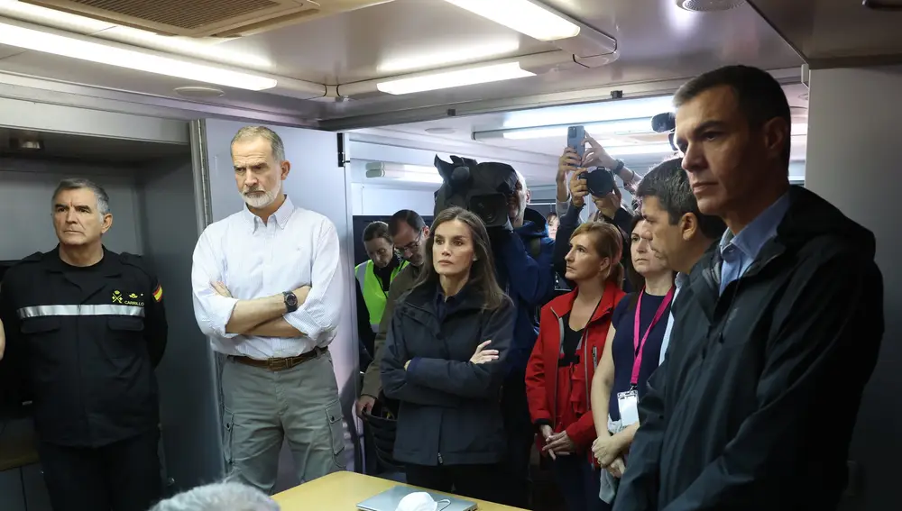 Los Reyes en el centro de mando de Paiporta