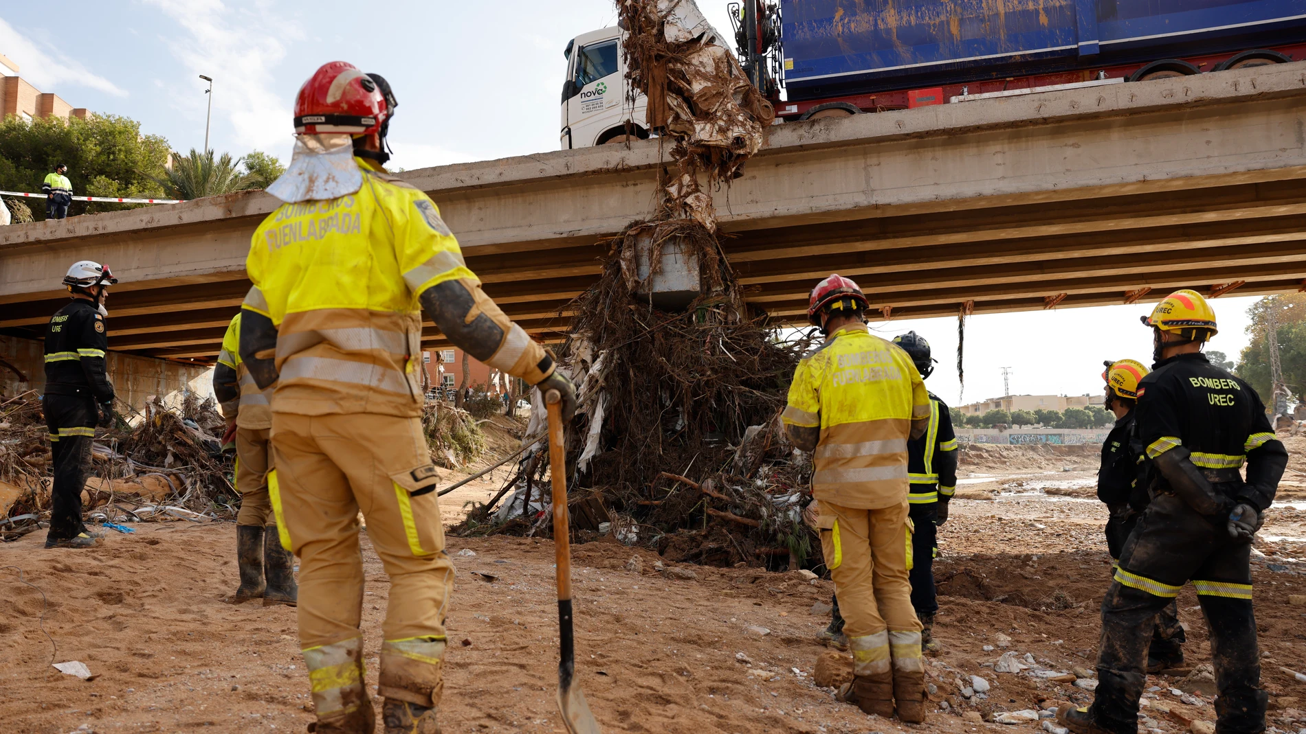 PAIPORTA (VALENCIA), 03/11/2024.- Miembros del cuerpo de Bomberos de Fuenlabrada trabajan en labores de desescombro en la localidad de Paiporta tras el paso de la dana. EFE/Ana Escobar