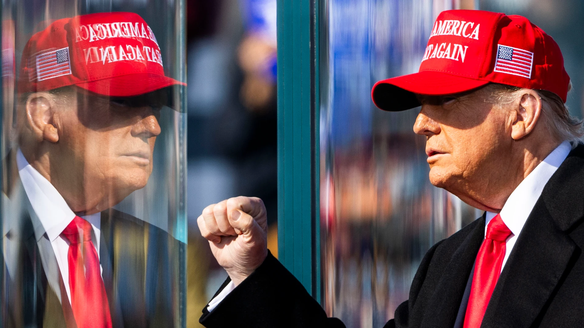 Lititz (United States), 03/11/2024.- Former President of the United States and current Republican presidential candidate Donald Trump addresses supporters at a campaign rally in Lititz, Pennsylvania, USA, 03 November 2024. With Election Day two days away on 05 November, polls show that the presidential race between Trump and Democratic presidential nominee Vice President Kamala Harris is very close. (Estados Unidos) EFE/EPA/JIM LO SCALZO