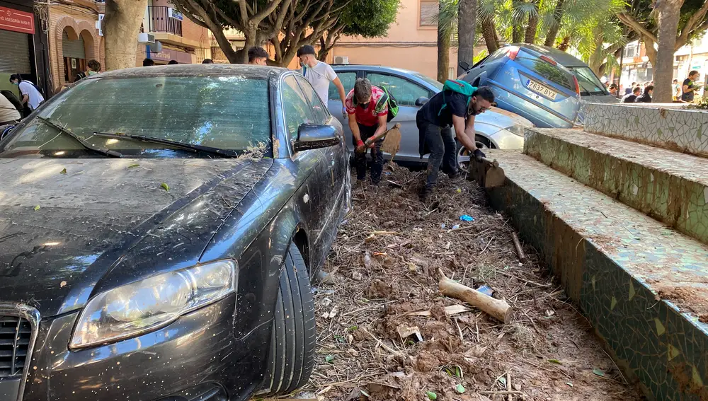 Aldaia recomienda a sus vecinos que suban a los primeros pisos porque comienza a llover