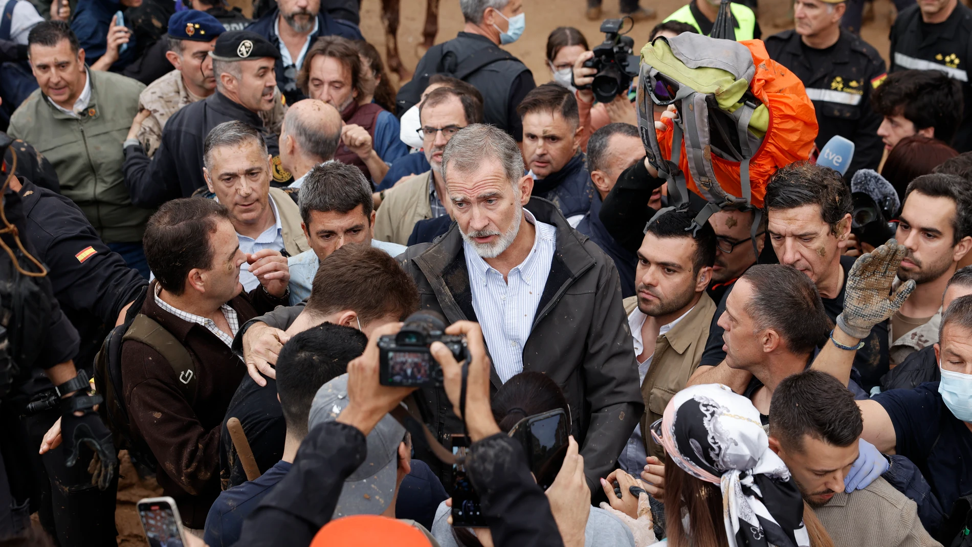 PAIPORTA (VALENCIA), 03/11/2024.- El rey Felipe habla con vecinos afectados por la riada, durante su visita a Paiporta este domingo. Gritos de 'fuera', así como lanzamiento de barro, están recibiendo a la comitiva de los reyes de España, el presidente del Gobierno, Pedro Sánchez, y el president de la Generalitat, Carlos Mazón, a su llegada al centro de Paiporta. Numerosas personas indignadas han recibido con insultos a la comitiva y se han encarado con ella, mientras que tanto el rey como la ...