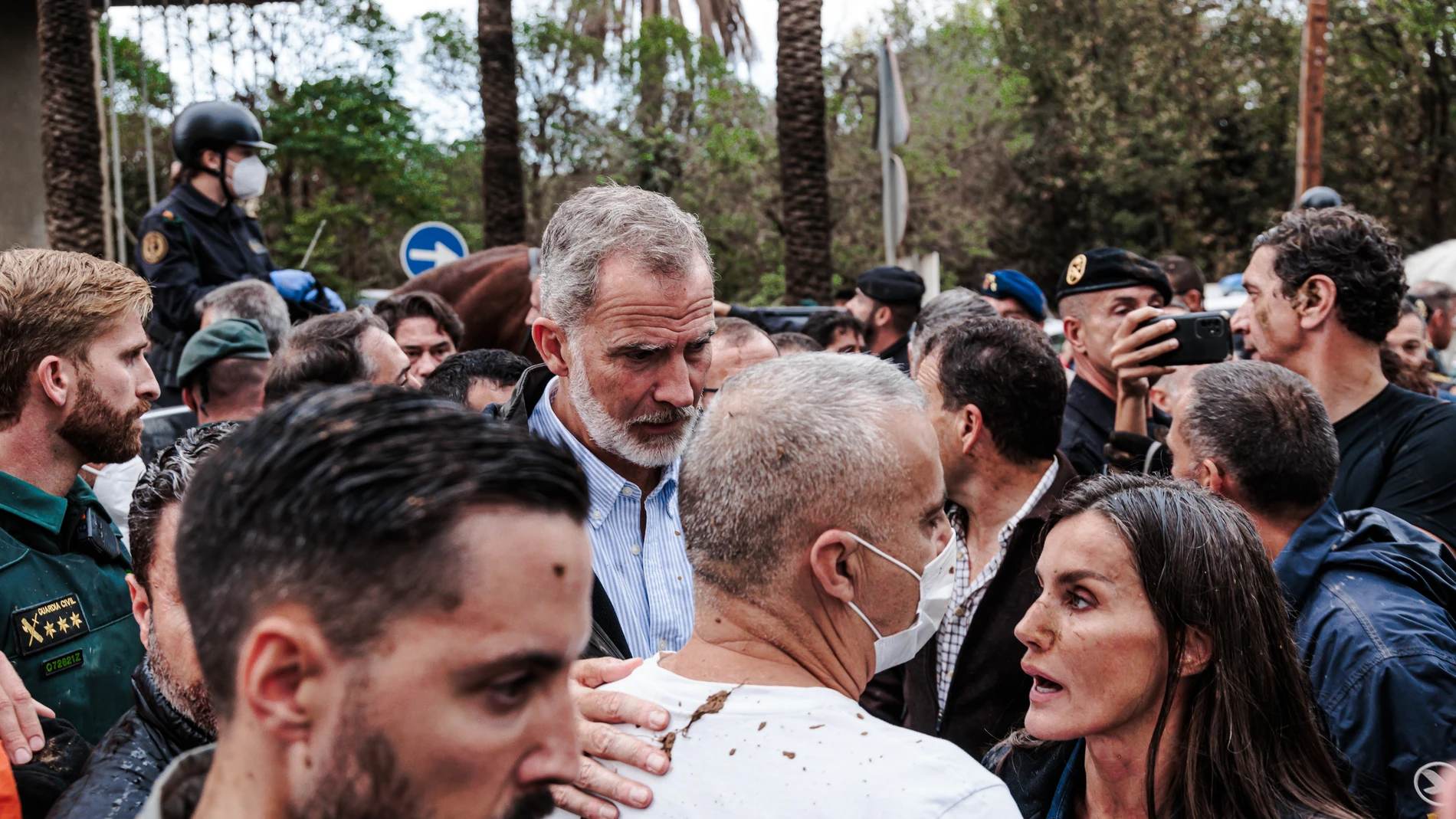 El Rey Felipe VI y la Reina Letizia durante su visita a una zona afectada por la DANA, a 3 de noviembre de 2024, en Paiporta, Valencia, Comunidad Valenciana (España). Los Reyes han visitado, junto al presidente del Gobierno y presidente de la Generalitat valenciana, algunas de las zonas afectadas por la DANA, que el pasado 29 de octubre arrasó la provincia de Valencia y que deja ya una cifra de más de 210 fallecidos. 03 NOVIEMBRE 2024 Carlos Luján / Europa Press 03/11/2024