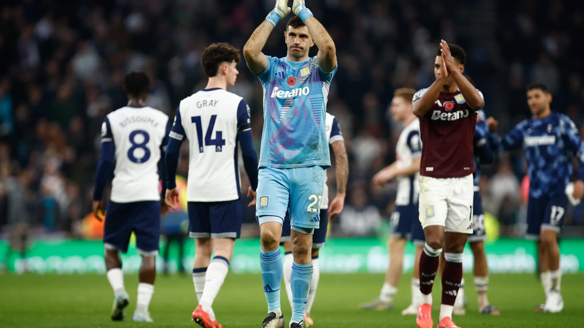 London (United Kingdom), 03/11/2024.- Goalkeeper Emiliano Martinez of Aston Villa applauds fans at the end of the English Premier League soccer match between Tottenham Hotspur and Aston Villa, in London, Britain, 03 November 2024. (Reino Unido, Londres) EFE/EPA/DAVID CLIFF