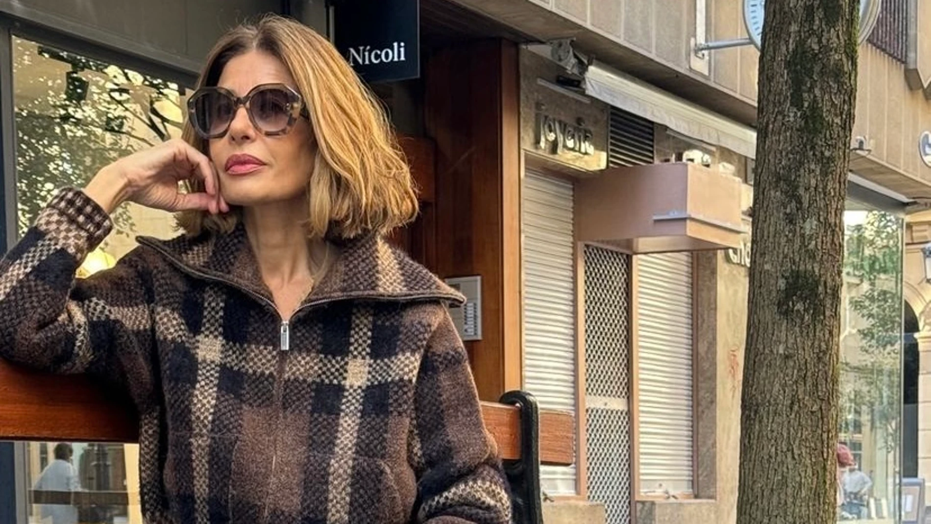 La falda de efecto cuero favorita de Ayuso que ya llevan las mujeres 50+.