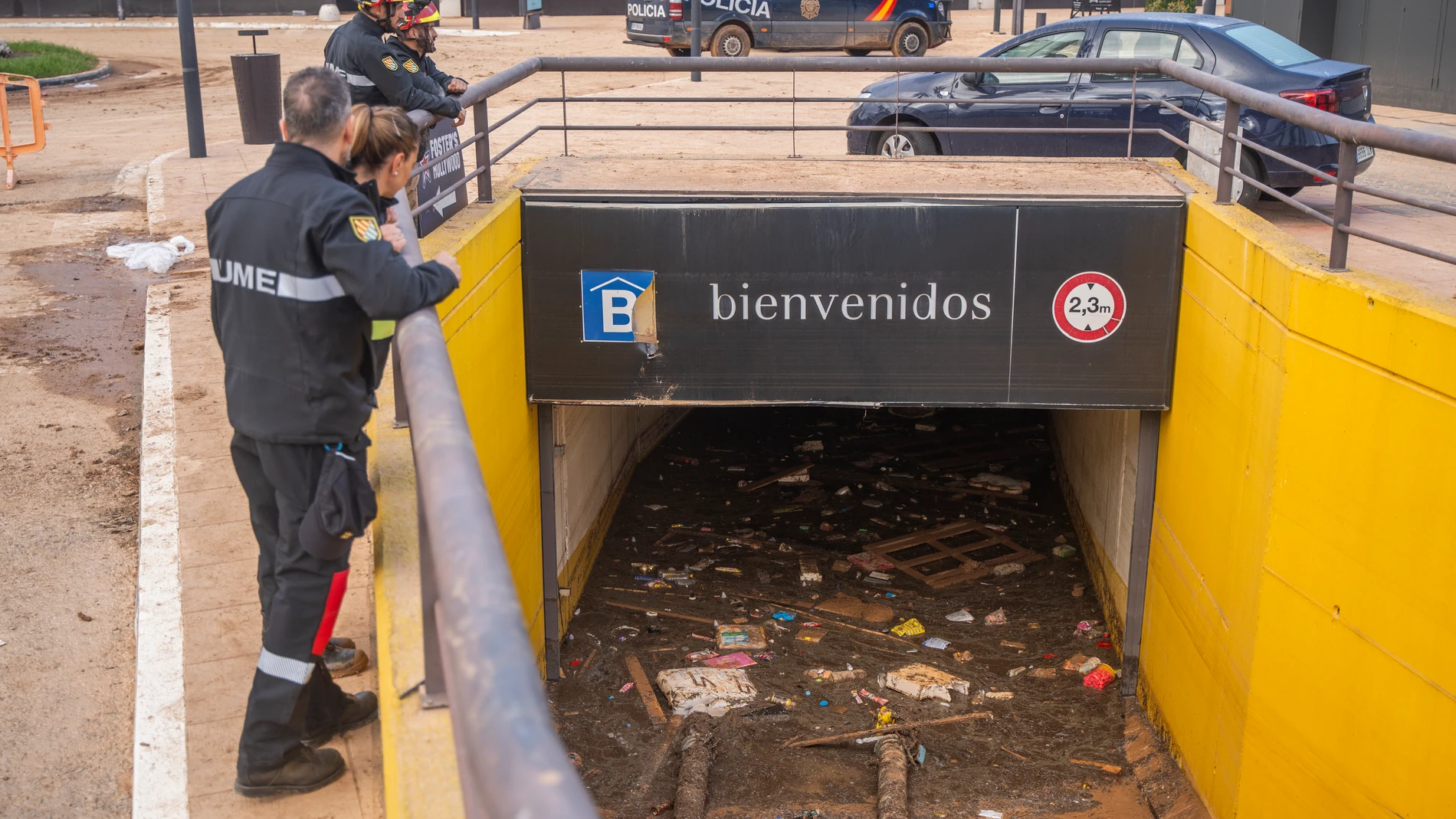 Efectivos de la UME junto al parking inundado del Centro Comercial Bonaire, a 3 de noviembre de 2024, en Valencia, Comunidad Valenciana (España). La Generalitat valenciana ha decidido limitar durante la jornada de hoy el tránsito de personas en los municipios más afectados por la DANA, que el pasado 29 de octubre arrasó la provincia de Valencia y que deja ya una cifra de fallecidos de más de 210. Además, se ha decretado un nivel de alerta naranja por lluvias de hasta 150 litros por metro cuad...