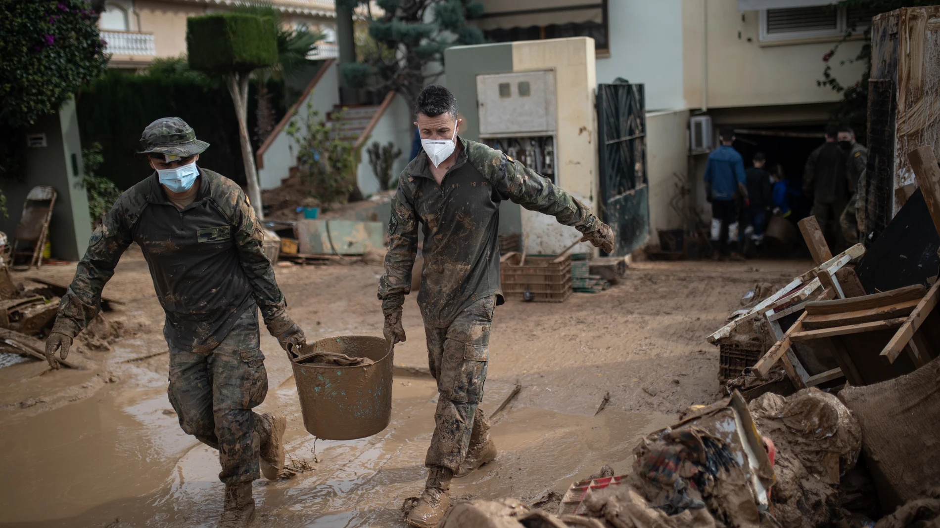Dos militares ayudan a limpiar los estragos ocasionados por la DANA, a 3 de noviembre de 2024, en Paiporta, Valencia, Comunidad Valenciana (España). La Generalitat valenciana ha decidido limitar durante la jornada de hoy el tránsito de personas en los municipios más afectados por la DANA, que el pasado 29 de octubre arrasó la provincia de Valencia y que deja ya una cifra de fallecidos de más de 210. Además, se ha decretado un nivel de alerta naranja por lluvias de hasta 150 litros por metro c...