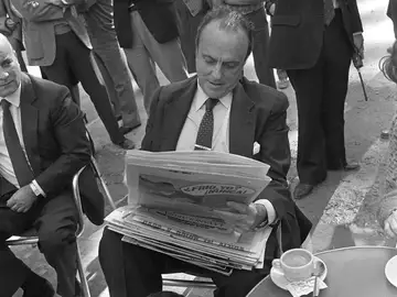 Alicante, 23-10-1982.- Manuel Fraga Iribarne, líder de la coalición electoral AP-PDP, se toma unos minutos de descanso en la agitada campaña electoral para tomar café, leer la prensa y hacerse limpiar los zapatos. Alicante, 23-10-1982.- Manuel Fraga Iribarne, líder de la coalición electoral AP-PDP, se toma unos minutos de descanso en la agitada campaña electoral para tomar café, leer la prensa y hacerse limpiar los zapatos.