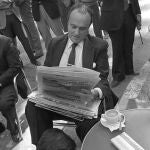  Alicante, 23-10-1982.- Manuel Fraga Iribarne, l&iacute;der de la coalici&oacute;n electoral AP-PDP, se toma unos minutos de descanso en la agitada campa&ntilde;a electoral para tomar caf&eacute;, leer la prensa y hacerse limpiar los zapatos.