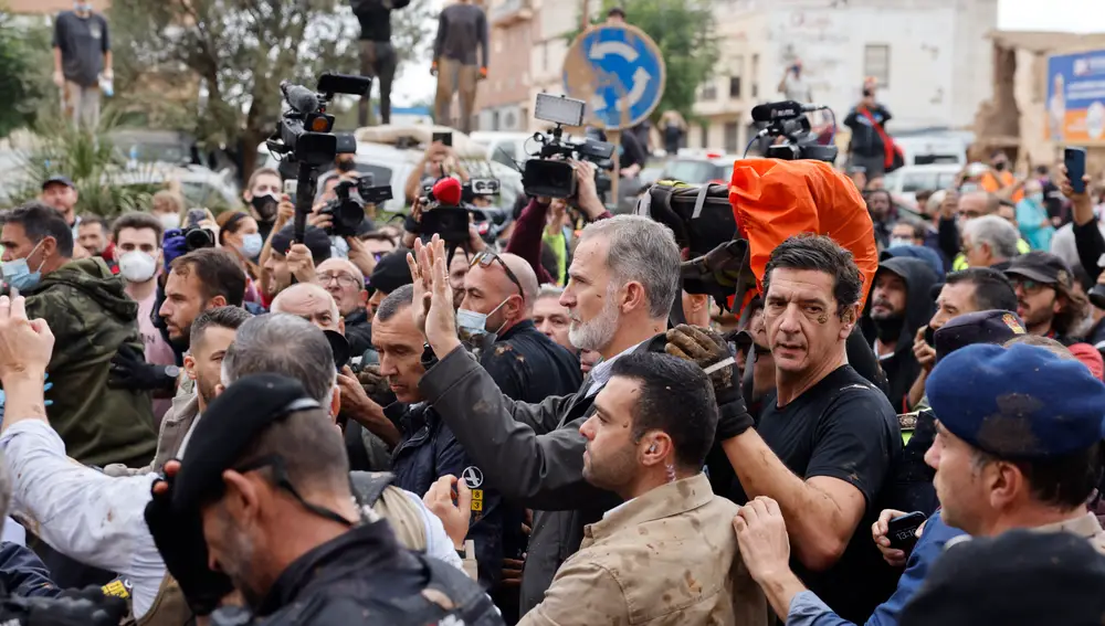 Insultos y lanzamiento de barro a la comitiva de los reyes al llegar al centro de Paiporta