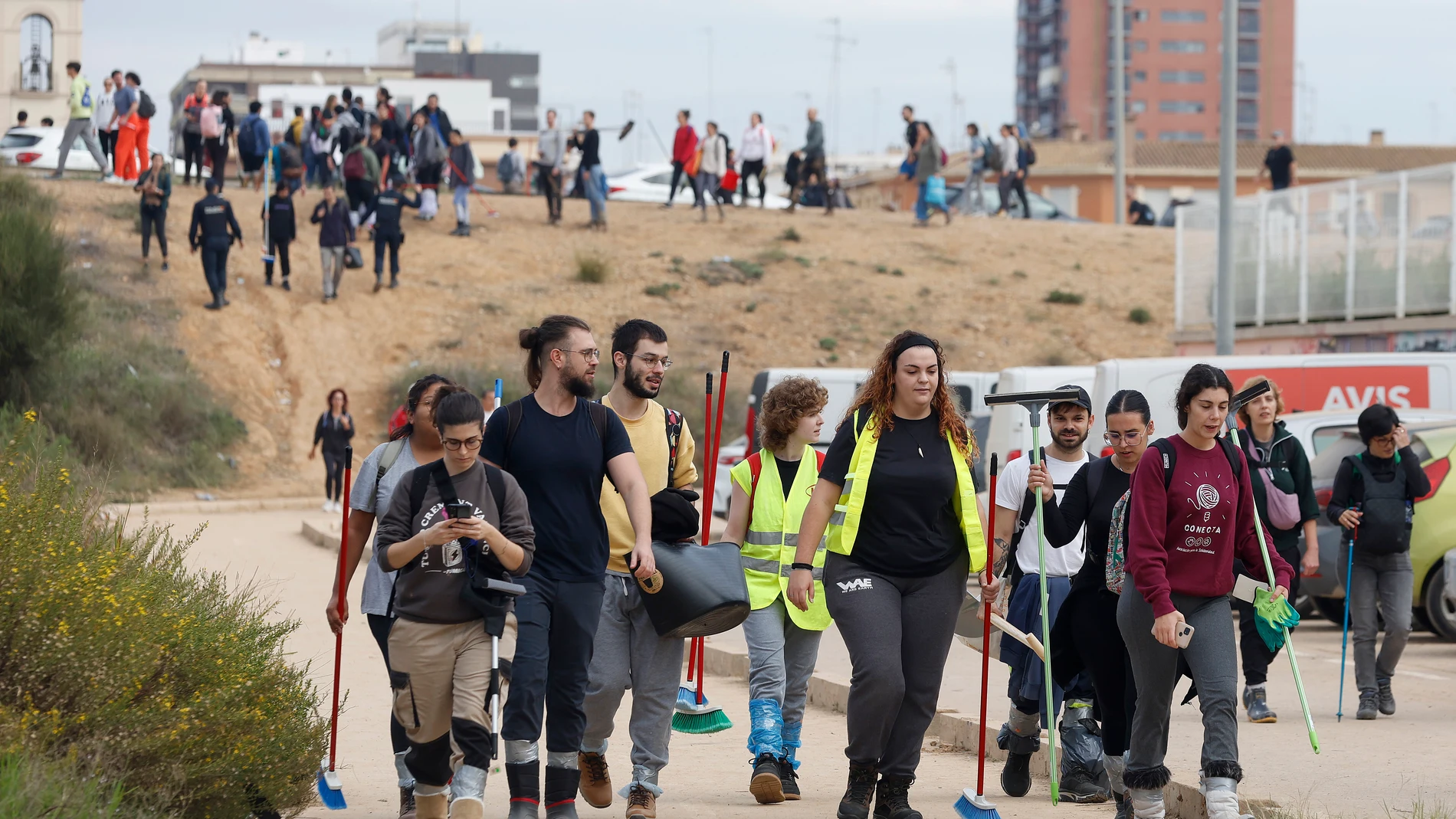 VALENCIA, 03/11/2024.- Voluntarios ayudan en las labores de limpieza de las zonas afectadas por la DANA en Valencia, este domingo. EFE/Miguel Ángel Polo