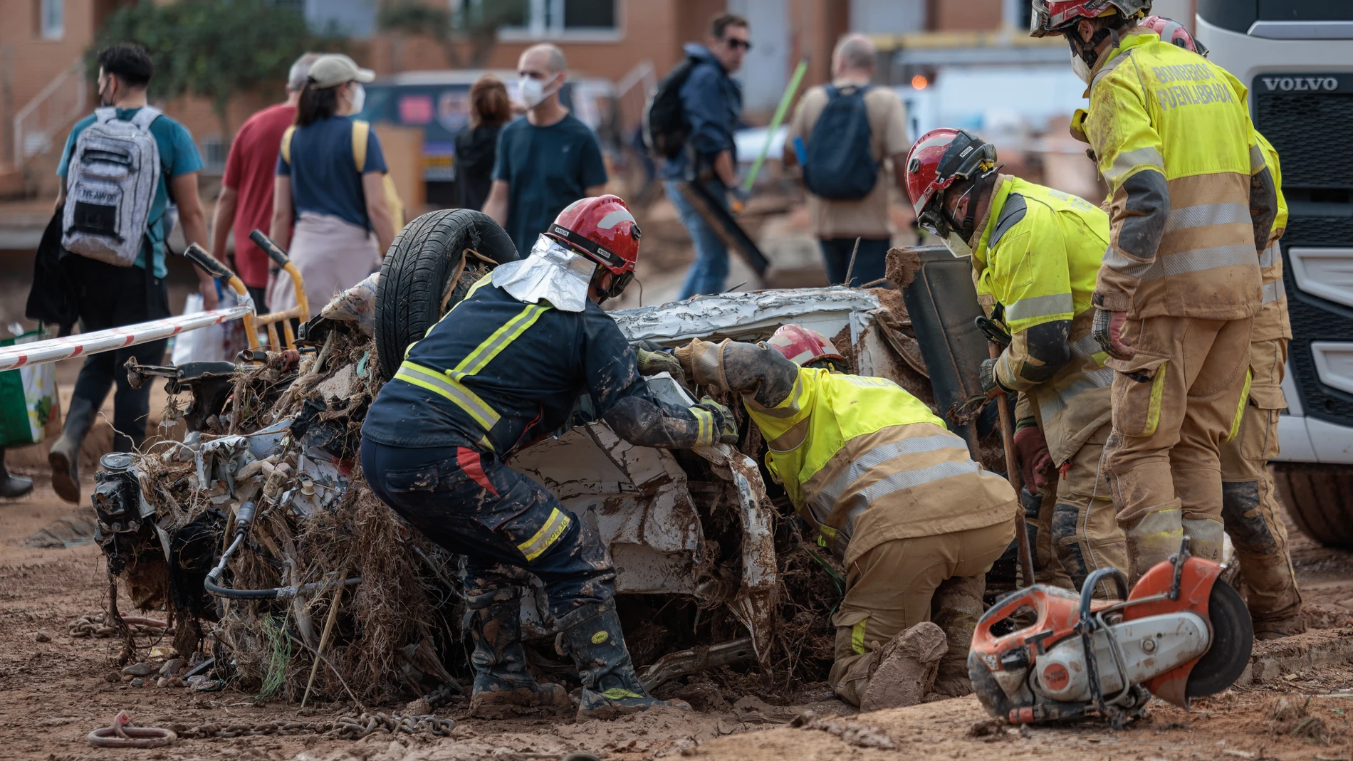 PAIPORTA (VALENCIA), 03/11/2024.- Continúan este domingo por quinto día consecutivo las labores de limpieza y desescombro en Paiporta, Valencia, uno de los municipios gravemente afectados por el paso de la DANA el pasado martes, 29 de octubre. EFE/ Biel Aliño