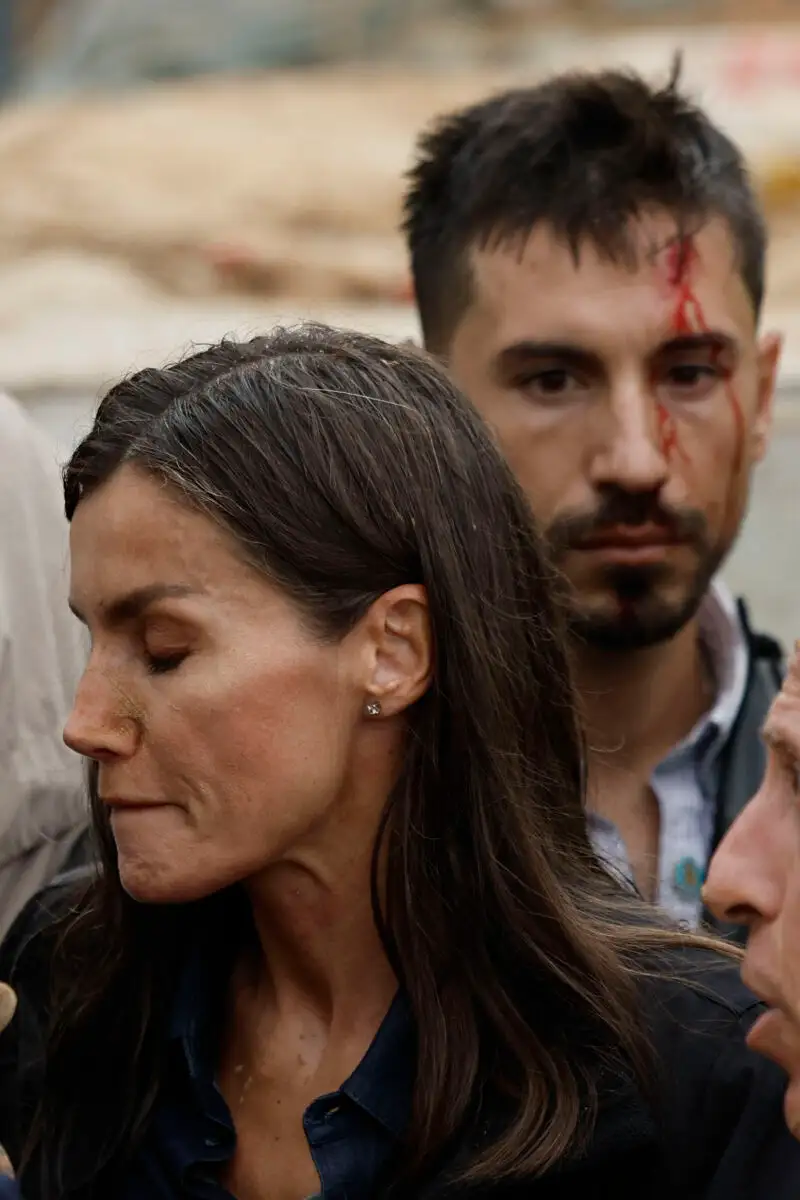 Insultos y lanzamiento de barro a la comitiva de los reyes al llegar al centro de Paiporta