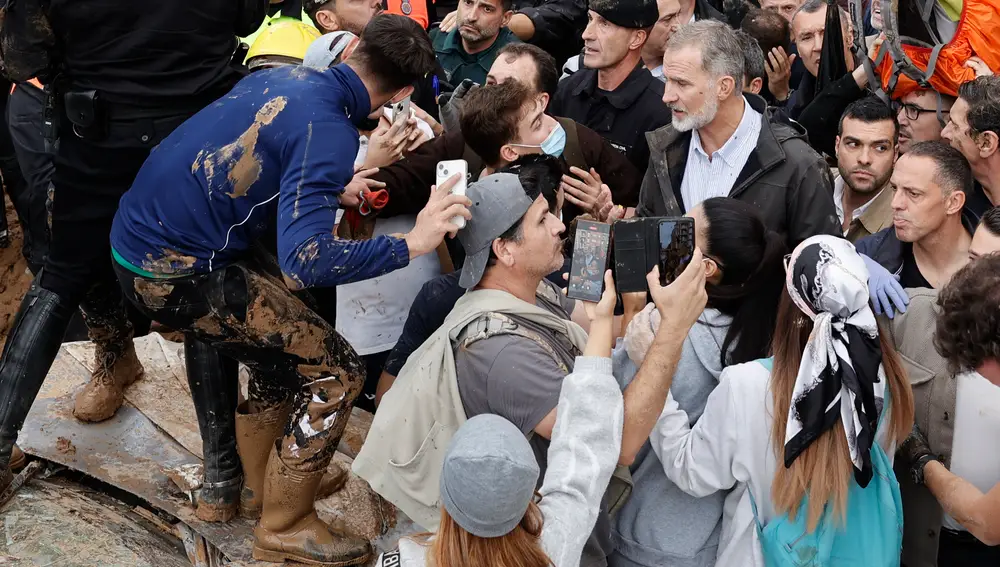 Insultos y lanzamiento de barro a la comitiva de los reyes al llegar al centro de Paiporta