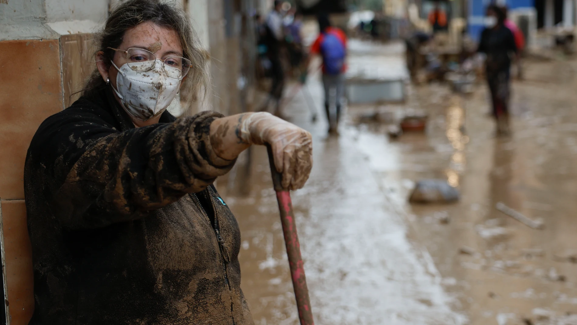 Vecinos continúan con las labores de limpieza en masanasa, Valencia, tras la DANA, este domingo. EFE/ Kai Försterling