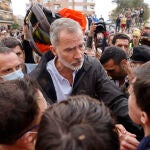 Insultos y lanzamiento de barro a la comitiva de los reyes al llegar al centro de Paiporta