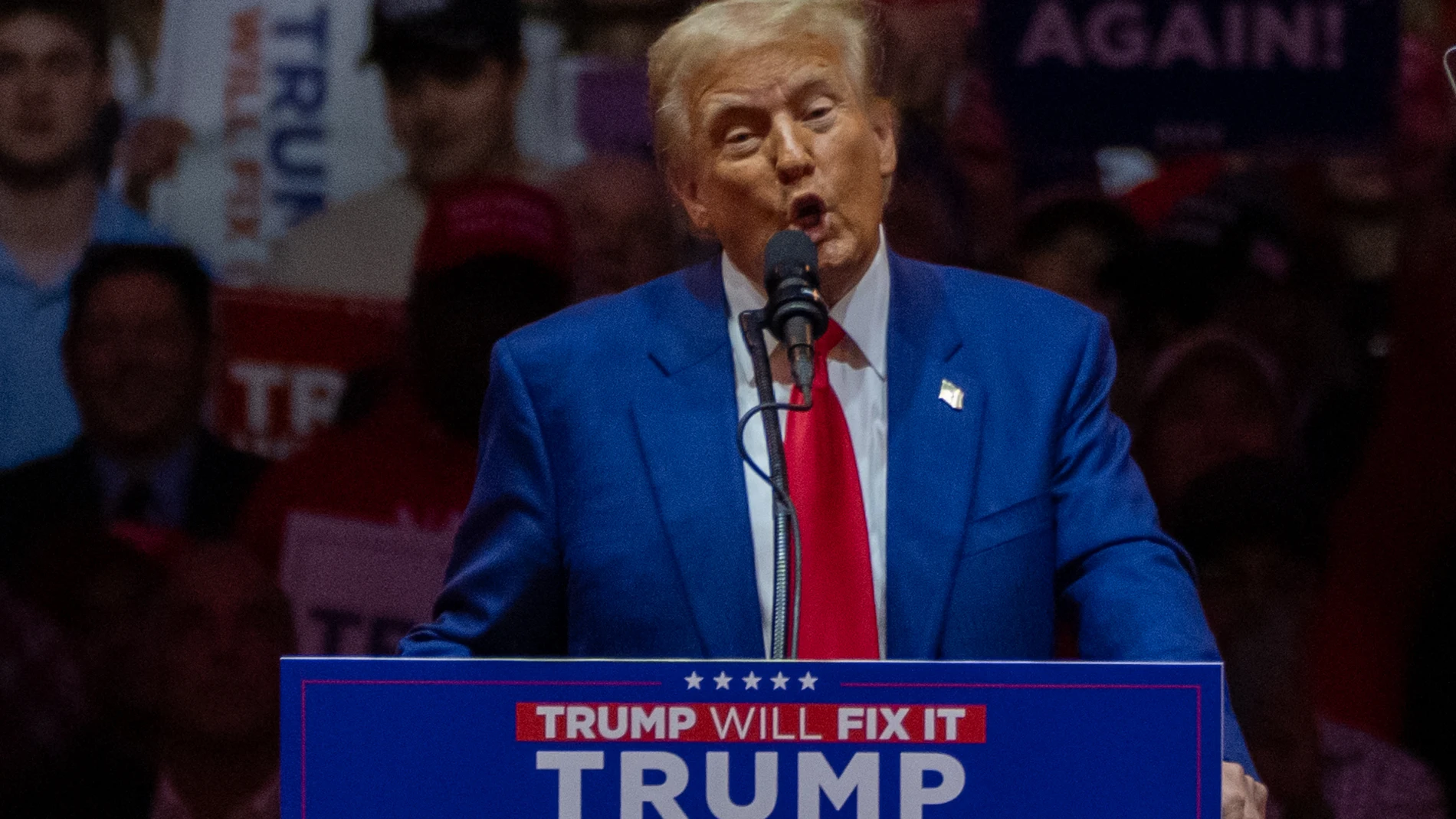 October 27, 2024, New York, United States: Former President Donald Trump speaks at a Rally on Sunday in New York. Trump supporters chant at the media outside Madison Square Garden ahead of the rally in support of former President Donald Trump. Europa Press/Contacto/Jen Golbeck 27/10/2024 ONLY FOR USE IN SPAIN