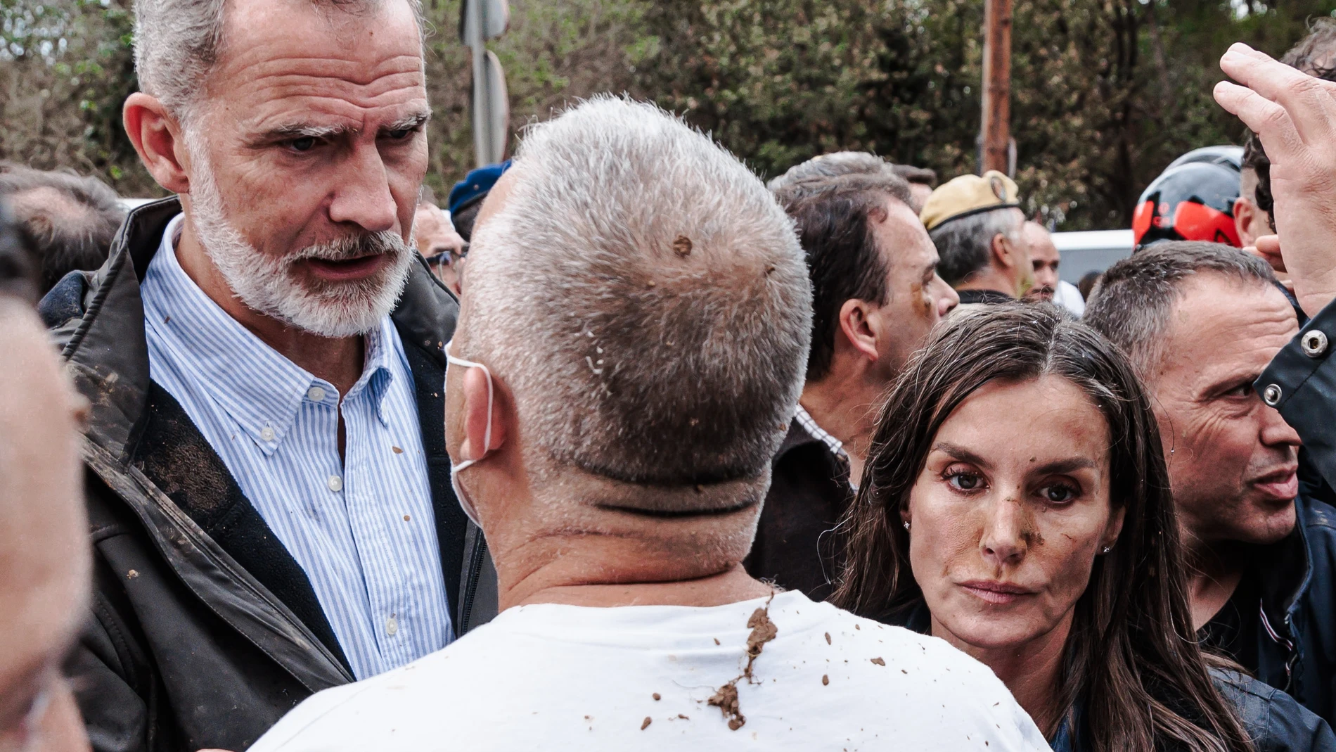 El Rey Felipe VI y la Reina Letizia durante su visita a una zona afectada por la DANA, a 3 de noviembre de 2024, en Paiporta, Valencia, Comunidad Valenciana (España). Los Reyes han visitado, junto al presidente del Gobierno y presidente de la Generalitat valenciana, algunas de las zonas afectadas por la DANA, que el pasado 29 de octubre arrasó la provincia de Valencia y que deja ya una cifra de más de 210 fallecidos.03 NOVIEMBRE 2024Carlos Luján / Europa Press03/11/2024
