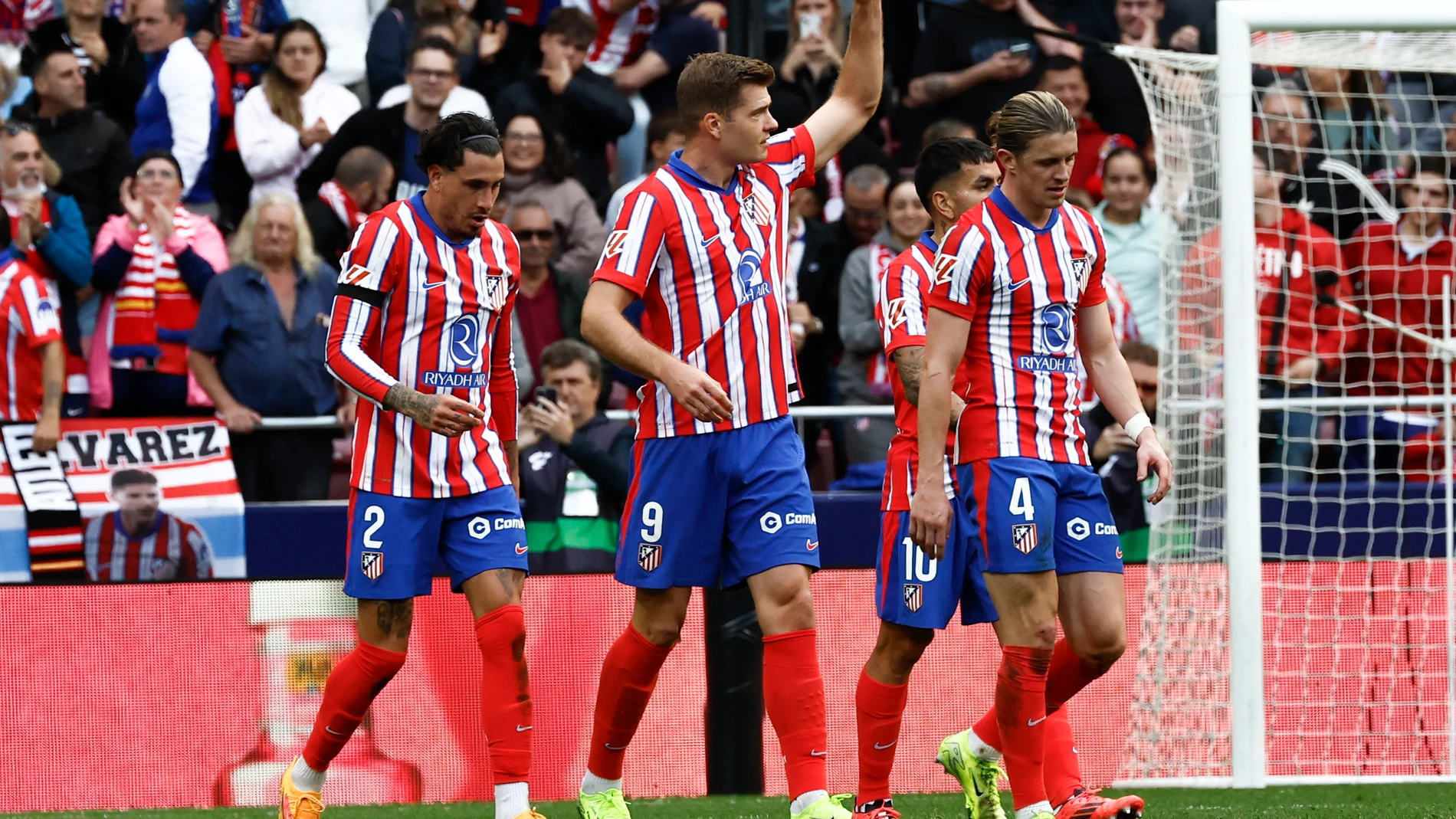 MADRID, 03/11/2024.- El defensa noruego del Atlético de Madrid Alexander Sorloth (c) celebra después de marcar el 2-0 durante el partido de LaLiga que ha enfrentado al Atlético de Madrid y a Las Palmas este domingo en el estadio Metropolitano en Madrid. EFE/Chema Moya
