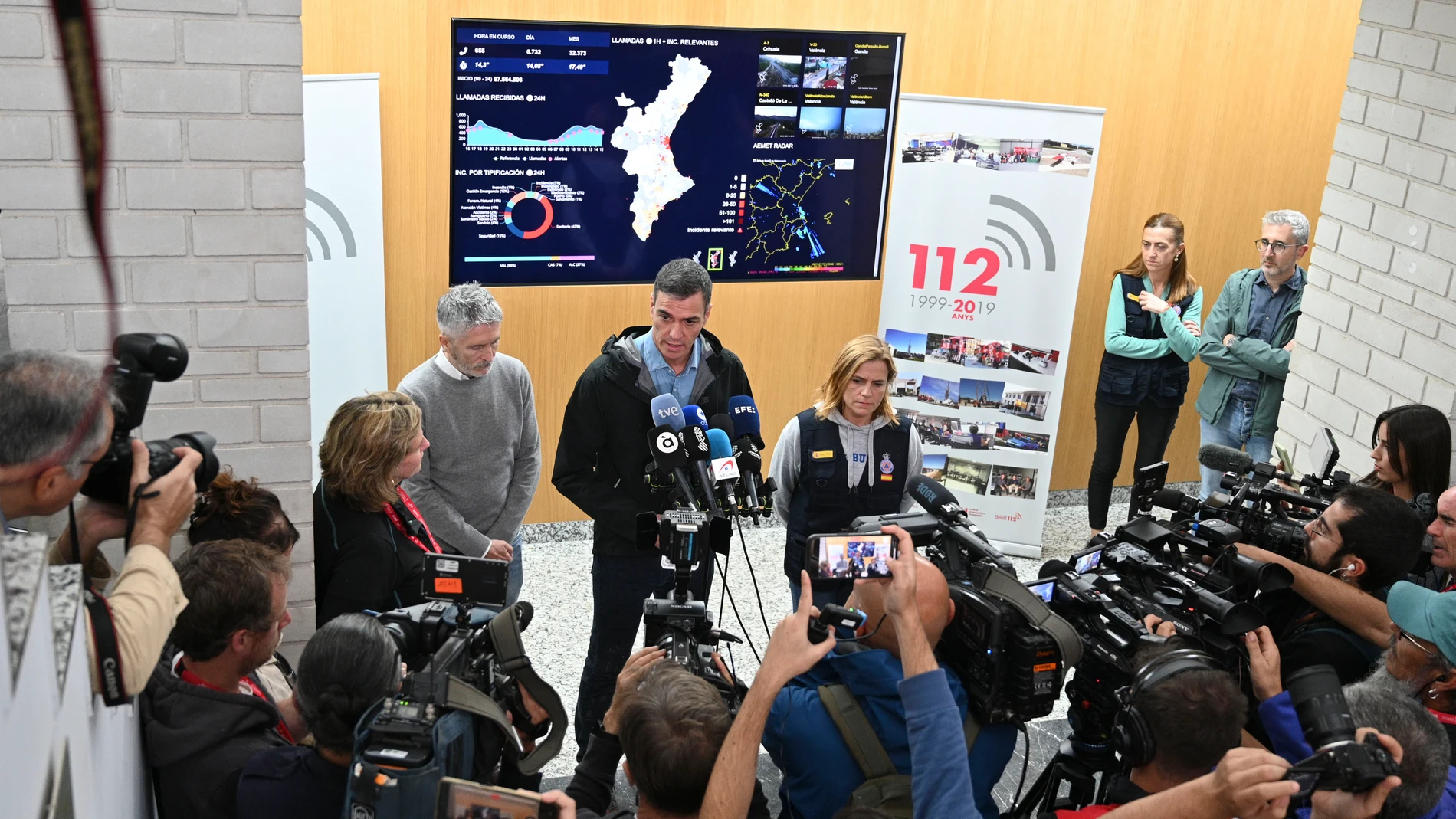 VALENCIA, 03/11/2024.- El presidente del Gobierno, Pedro Sánchez (c), hace una declaración institucional tras la reunión que ha mantenido con los Reyes en el Centro de Emergencias de la Generalitat Valenciana, este domingo en L'Eliana (Valencia). EFE/Pool Moncloa/Borja Puig De La Bellacasa - SOLO USO EDITORIAL/SOLO DISPONIBLE PARA ILUSTRAR LA NOTICIA QUE ACOMPAÑA (CRÉDITO OBLIGATORIO) -