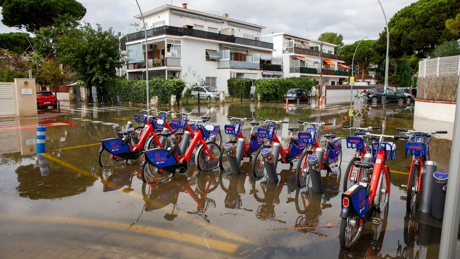 Zona inundada por las lluvias, a 4 de noviembre de 2024, en Castelldefels, Barcelona, Cataluña (España). El aeropuerto ha desviado 12 vuelos por las lluvias. El Servei Meteorològic de Catalunya (SMC) ha emitido un aviso por tiempo violento en varias comarcas de Barcelona y Tarragona, incluido el Baix Llobregat, donde ha decretado un grado de peligro máximo. 04 NOVIEMBRE 2024 Kike Rincón / Europa Press 04/11/2024