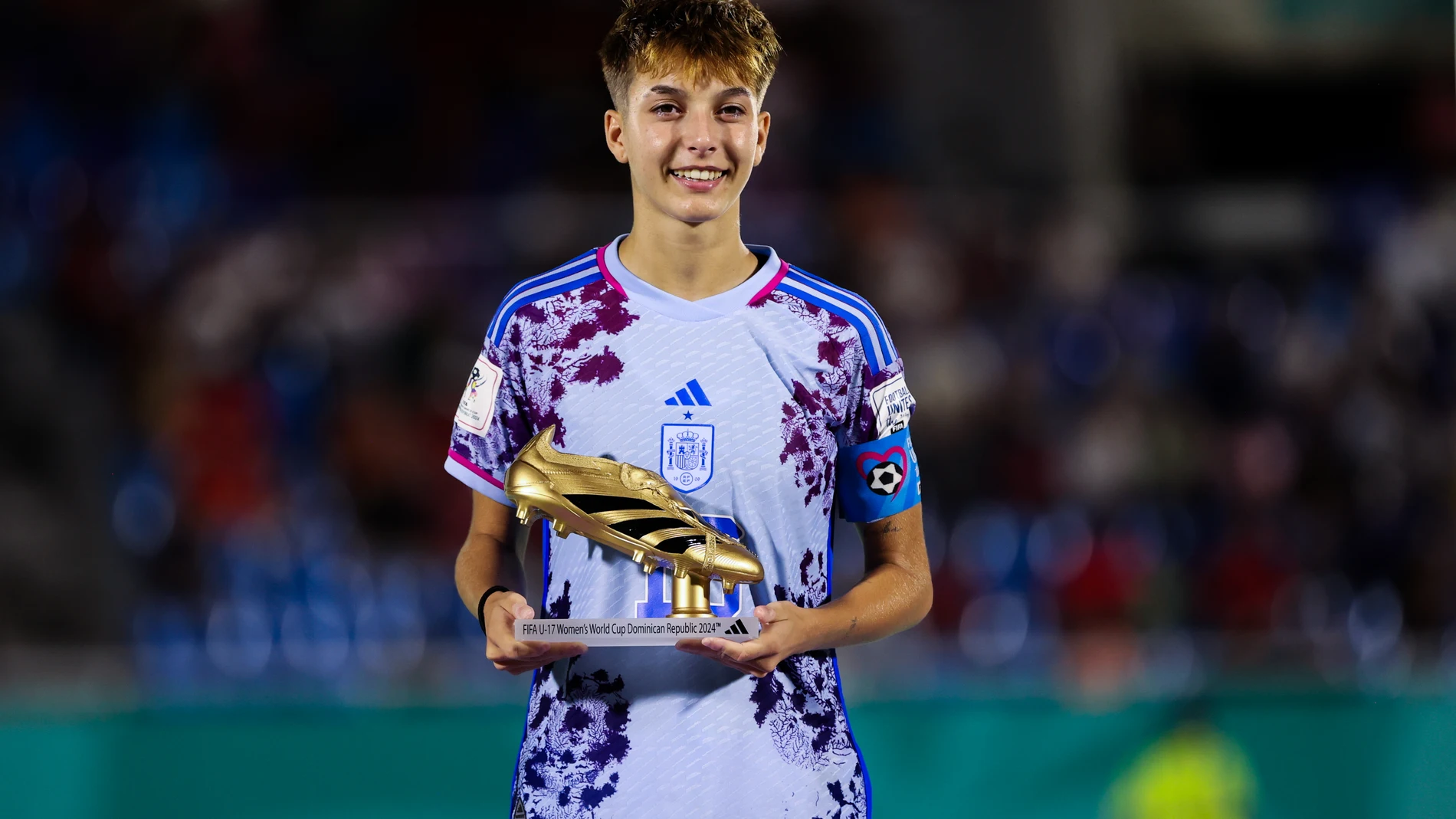 EVE5565. SANTO DOMINGO (REPÚBLICA DOMINICANA), 03/11/2024.- Paula Comendador de España posa con el botín de oro en el podio de mejor jugadora este domingo, en la ceremonia de premiación de la Copa Mundial Femenina sub-17, en el estadio Olímpico Félix Sánchez en Santo Domingo (República Dominicana). EFE/ Orlando Barría