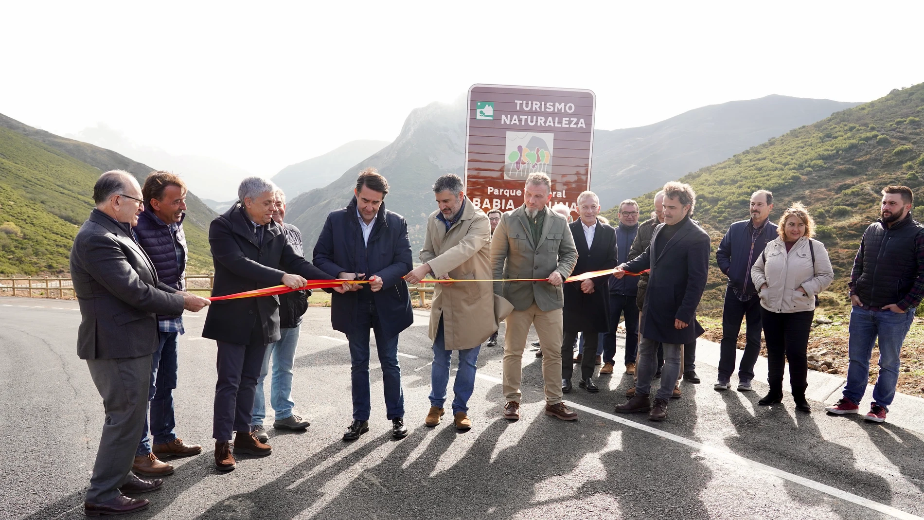 Suárez-Quiñones inaugura la carretera de La Farrapona, que une Babia y Luna con la comarca asturiana de Somiedo