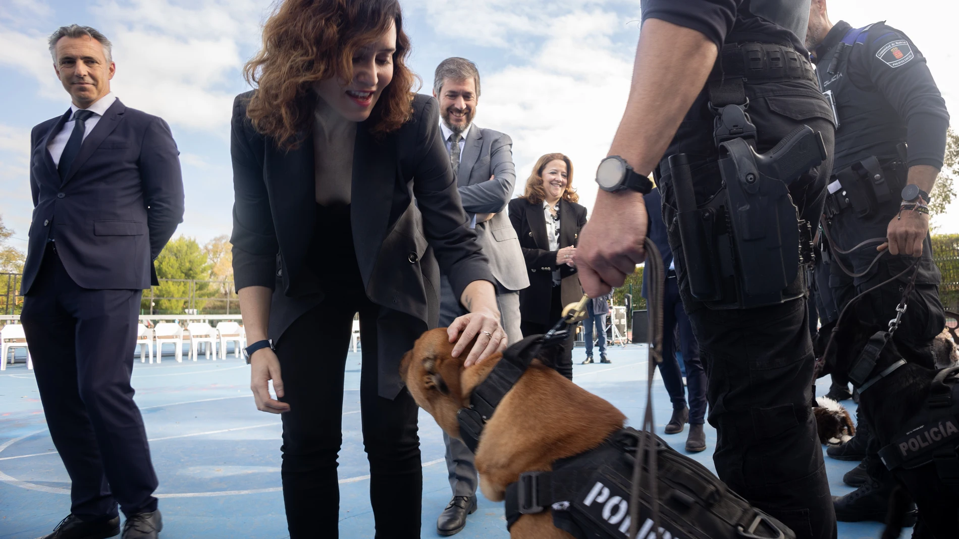 La presidenta de la Comunidad de Madrid, Isabel Díaz Ayuso, acaricia a un perro durante la presentación del Plan Regional contra las Drogas, a 4 de noviembre de 2024, en Madrid (España). Durante el acto, la presidenta, ha asistido a un simulacro de detección de sustancia ilegales por unidades caninas de las policías locales especializadas. 04 NOVIEMBRE 2024;AYUSO;SIMULACRO;DROGAS Eduardo Parra / Europa Press 04/11/2024