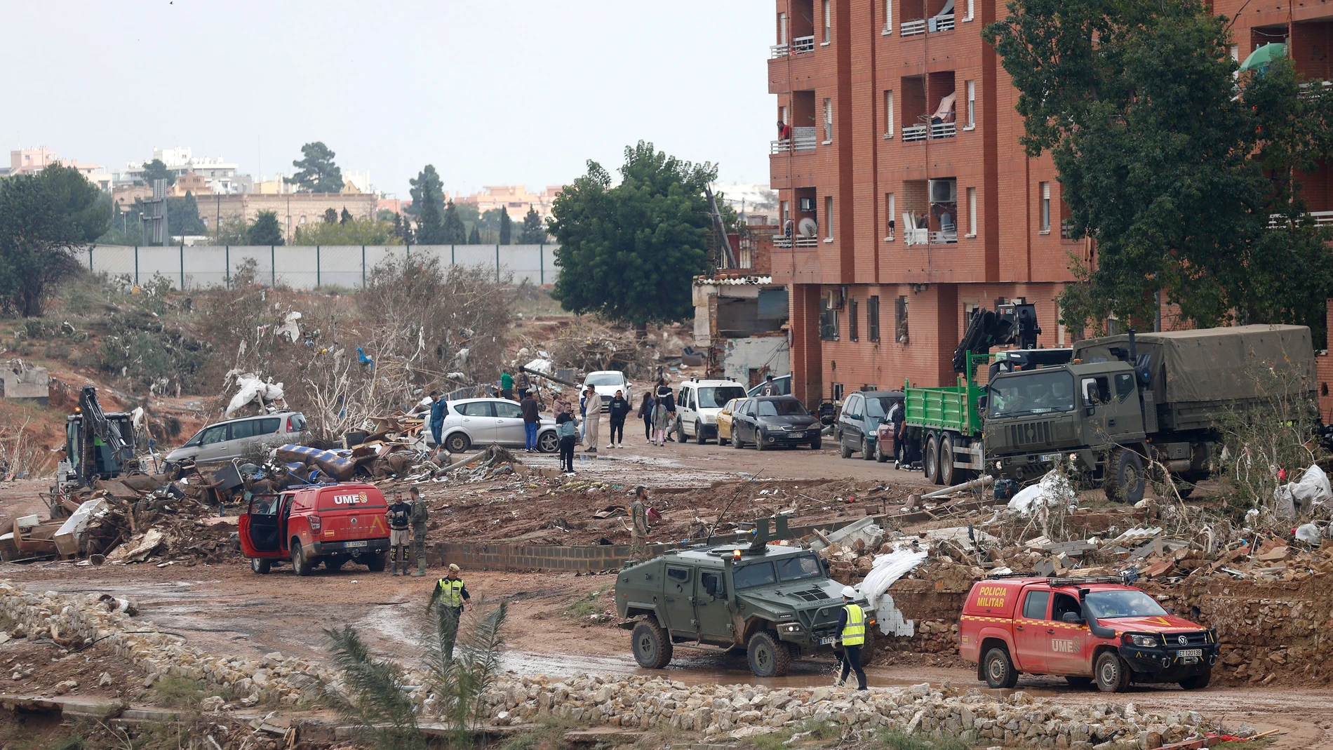 TORRENTE (VALENCIA), 04/11/2024.- Efectivos del ejercito y la UME trabajan en la limpieza y reconstrucción de un barrio de Torrrente, este lunes. La provincia de Valencia intenta retomar la actividad laboral y las clases en los colegios mientras continúan de forma intensa las labores de búsqueda de desaparecidos, de abastecimiento y atención a los damnificados, y de la limpieza de las calles y bajos de numerosos municipios, sobre los que ha vuelto a llover este domingo. EFE/Miguel Ángel Polo
