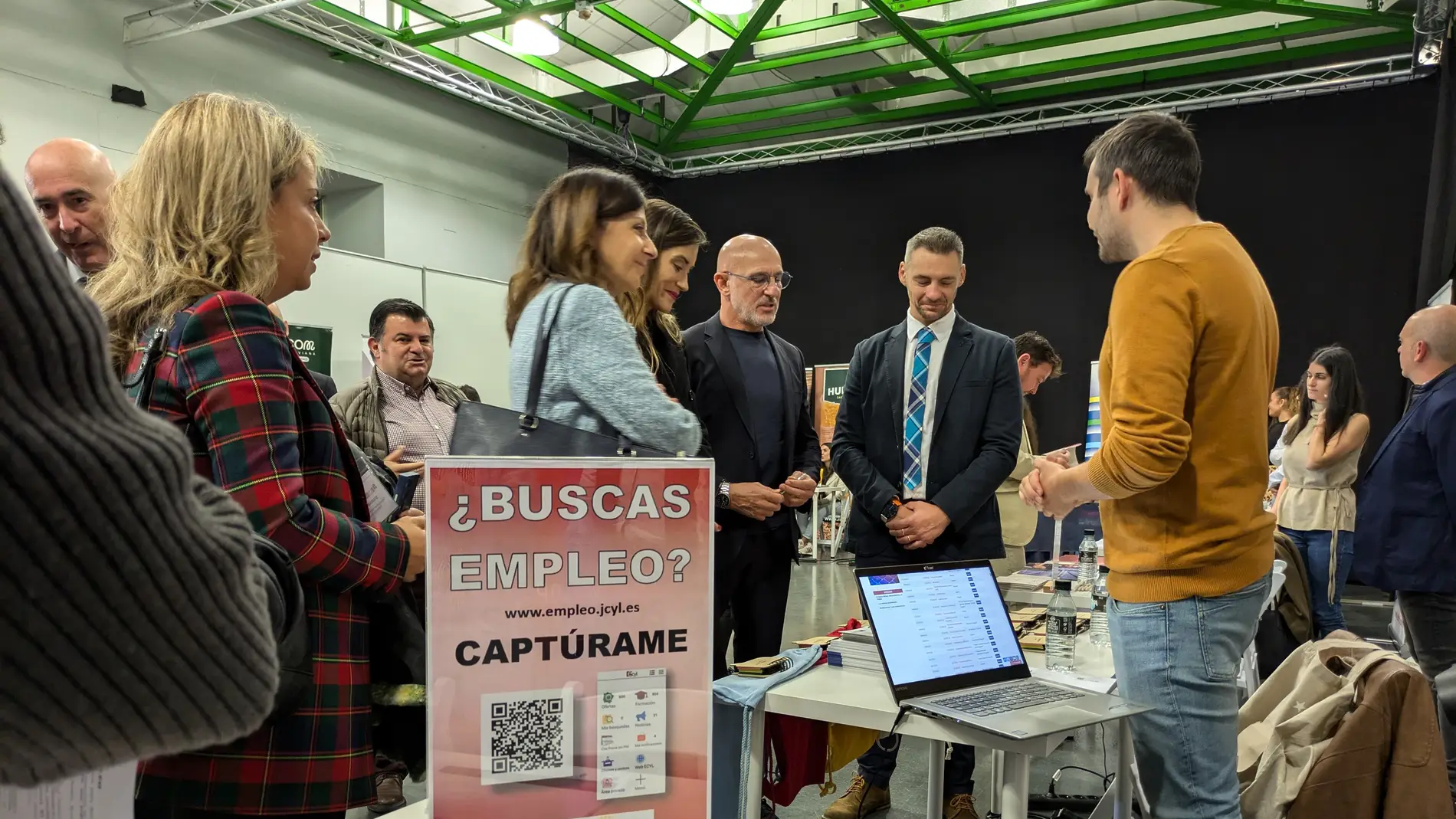 El gerente del Ecyl, Jesús Blanco, visita la feria de empleo de Segovia junto a Luis de la Fuente, entre otros