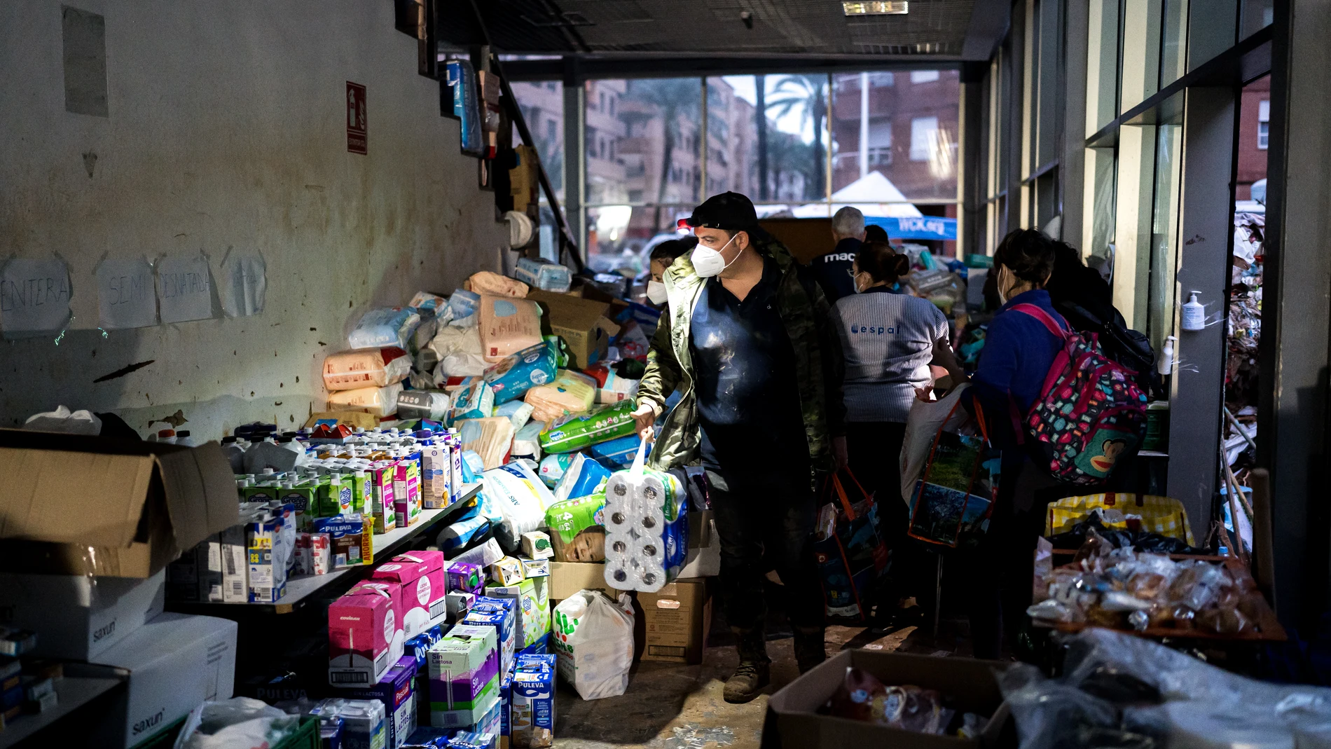 Voluntarios organizan los donativos, a 4 de noviembre de 2024, en Paiporta, Valencia, Comunidad Valenciana (España). La DANA ha dejado, por el momento, 210 víctimas mortales en Valencia, con pueblos devastados, restricciones de movilidad y carreteras cortadas. Para hoy, está activa la Emergencia Situación 2 por inundaciones en toda la provincia de Valencia y en toda la provincia de Castellón. A pesar de que se ha restablecido el 95% de la electricidad, según Iberdrola, la mayoría de los puebl...