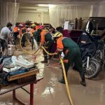 Efectivos de la región de Murcia, en una imagen del domingo en Algemesí (Valencia)