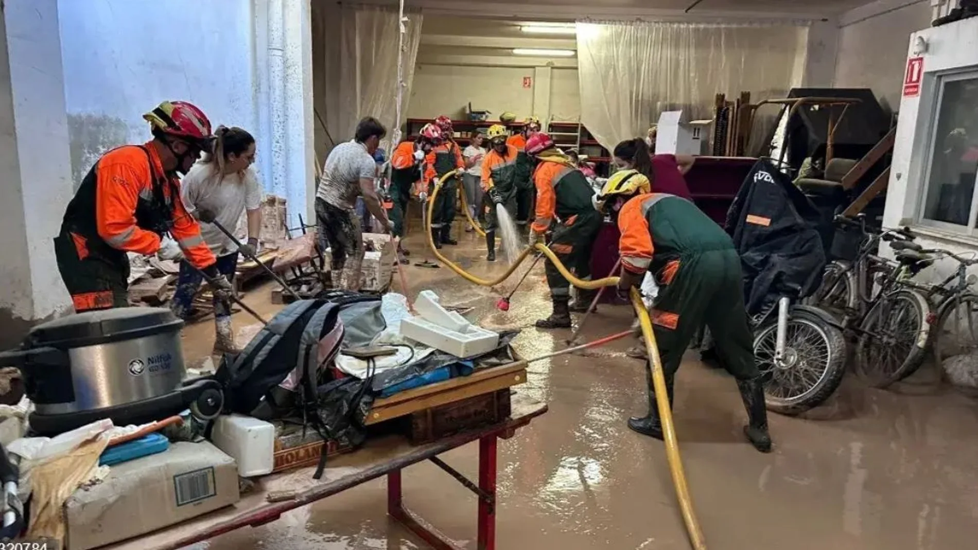 Efectivos de la región de Murcia, en una imagen del domingo en Algemesí (Valencia)