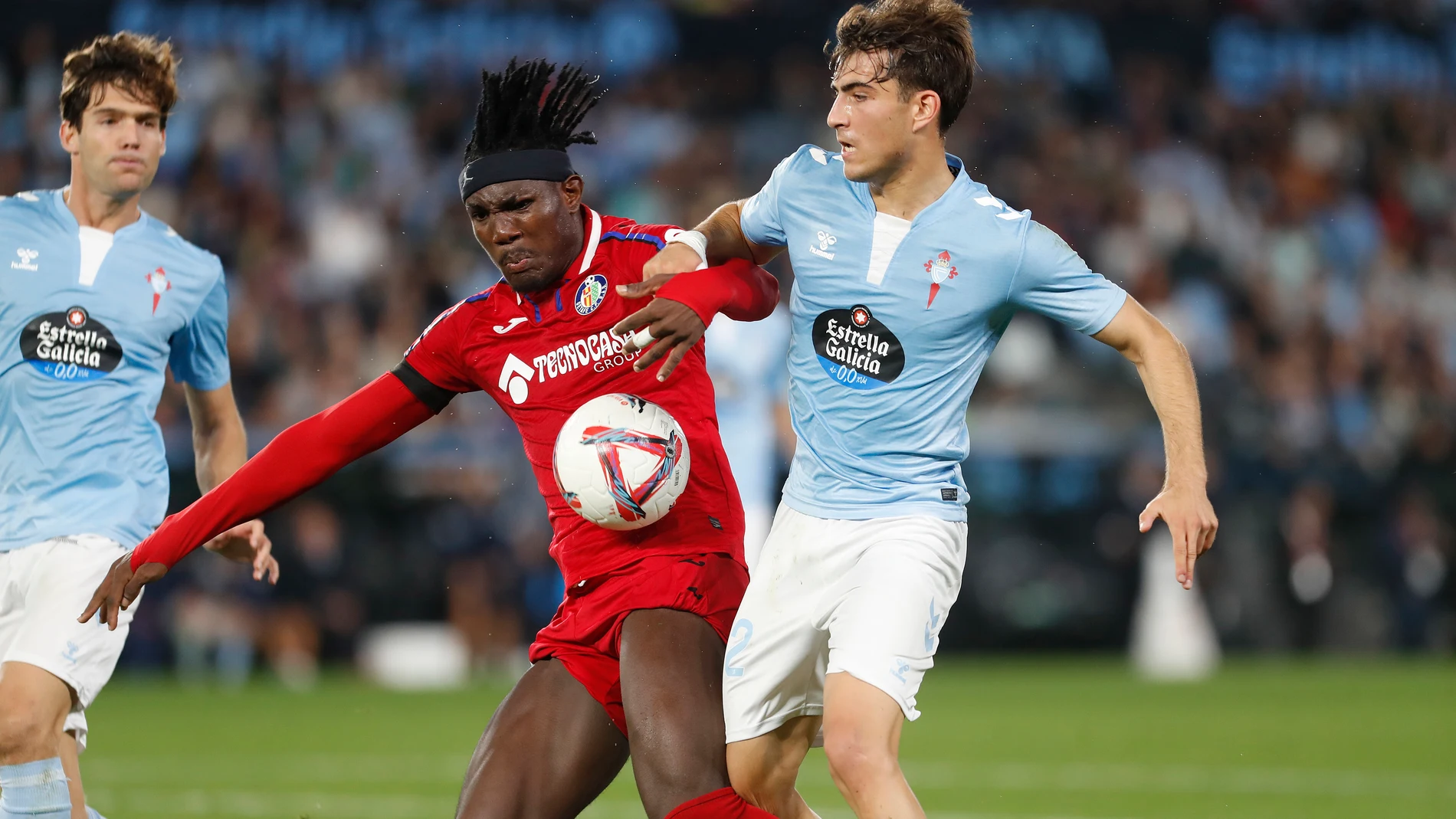 VIGO, 04/11/2024.- El delantero griego del Celta de Vigo Anastasios Douvikas (d) lucha con el nigeriano Christantus Uche, del Getafe CF, durante el encuentro correspondiente a la jornada 12 de Laliga EA Sports que disputan Celta de Vigo y Getafe CF hoy lunes en el estadio de Balaídos, en Vigo. EFE / Salvador Sas.