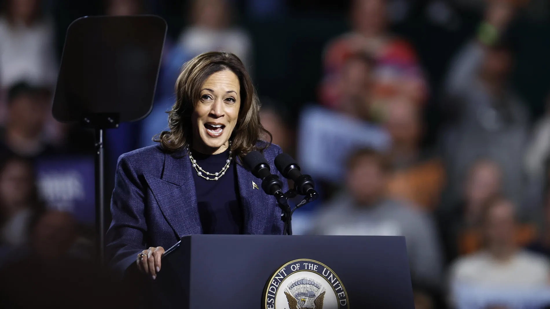 East Lansing (United States), 03/11/2024.- Democratic presidential candidate US Vice President Kamala Harris speaks during a Get Out the Vote rally in East Lansing, Michigan, USA, 03 November 2024. Vice President Harris and Republican candidate former President Trump are tied in the polls with two days until the election on 05 November EFE/EPA/CJ GUNTHER