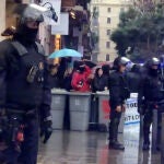 Los Mossos intentan desahuciar a una familia en Barcelona