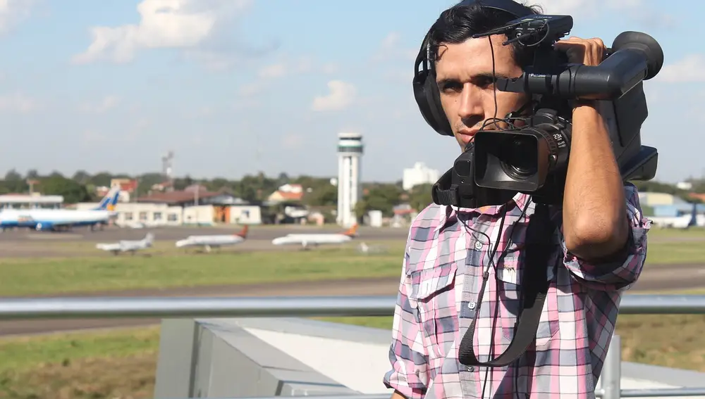 Periodista con cámara al hombro
