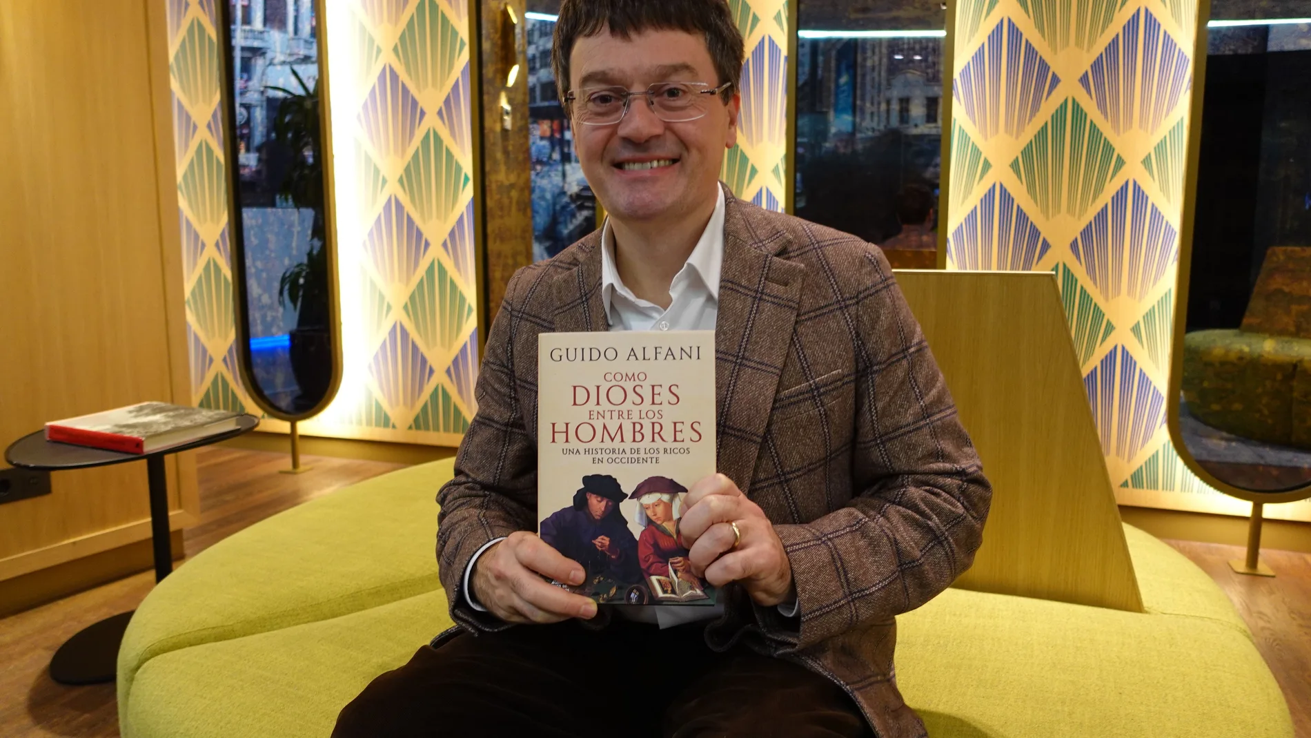 Guido Alfani, autor de 'Como dioses entre los hombres', posa con su libro