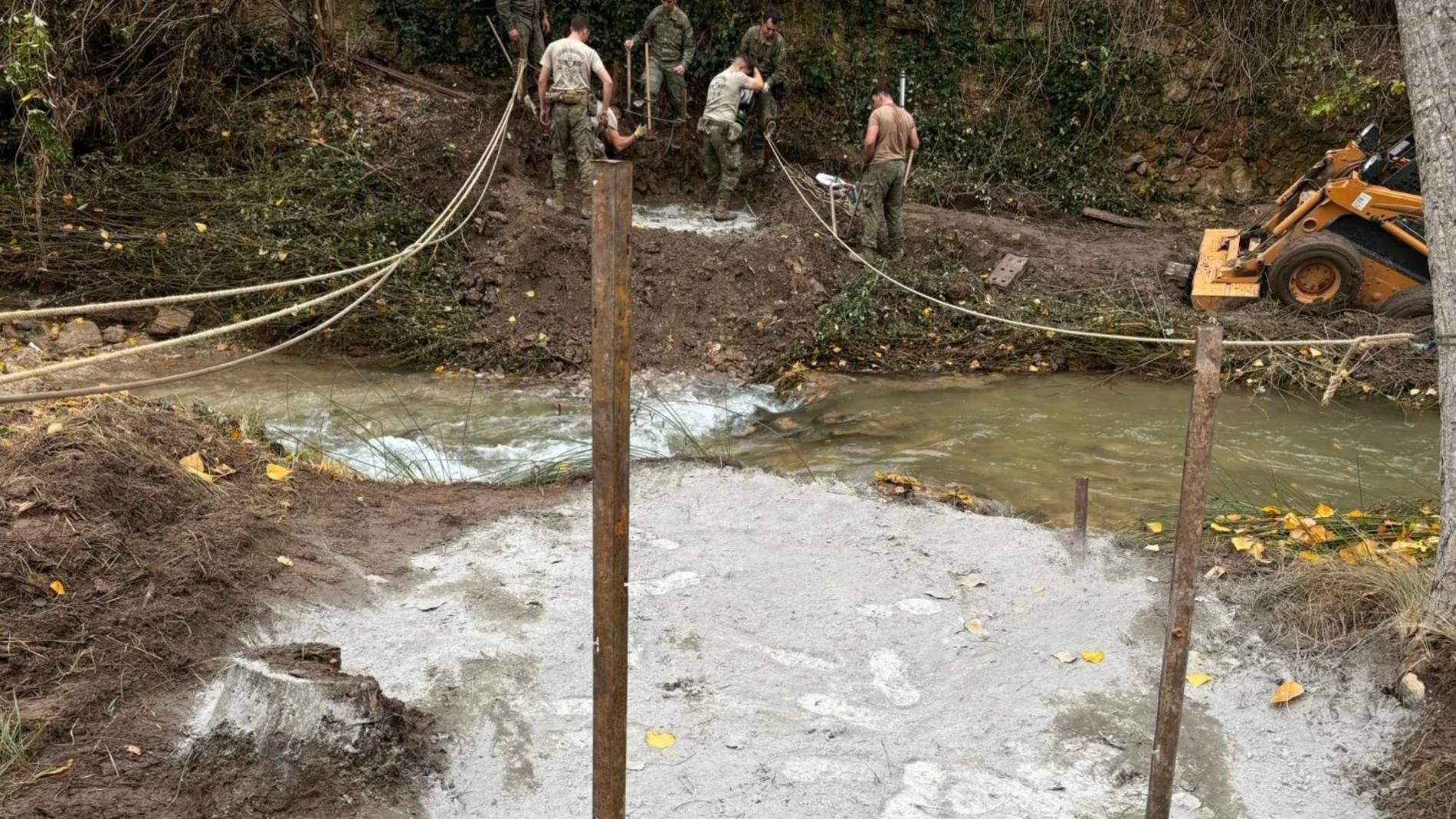 Los militares construyen una pasarela temporal sobre el río en Landete (Cuenca) mientras arreglan el puente destruido por la DANA