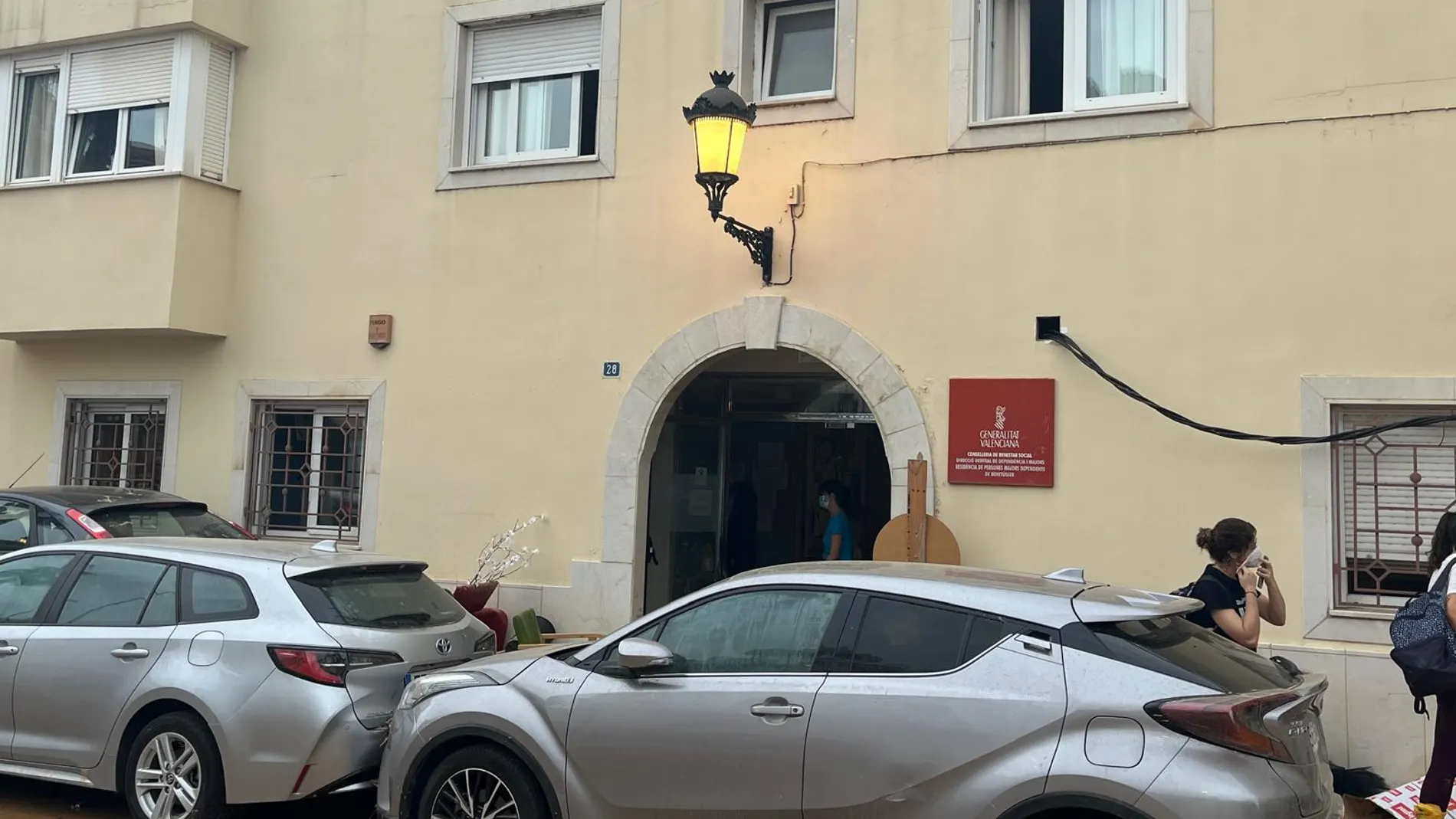 Fachada de la residencia para mayores de Benetússer, donde aún son visibles los efectos de la DANA